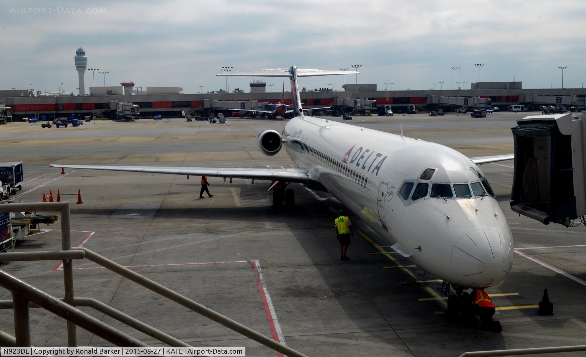 N923DL, 1988 McDonnell Douglas MD-88 C/N 49705, At the gate Atlanta