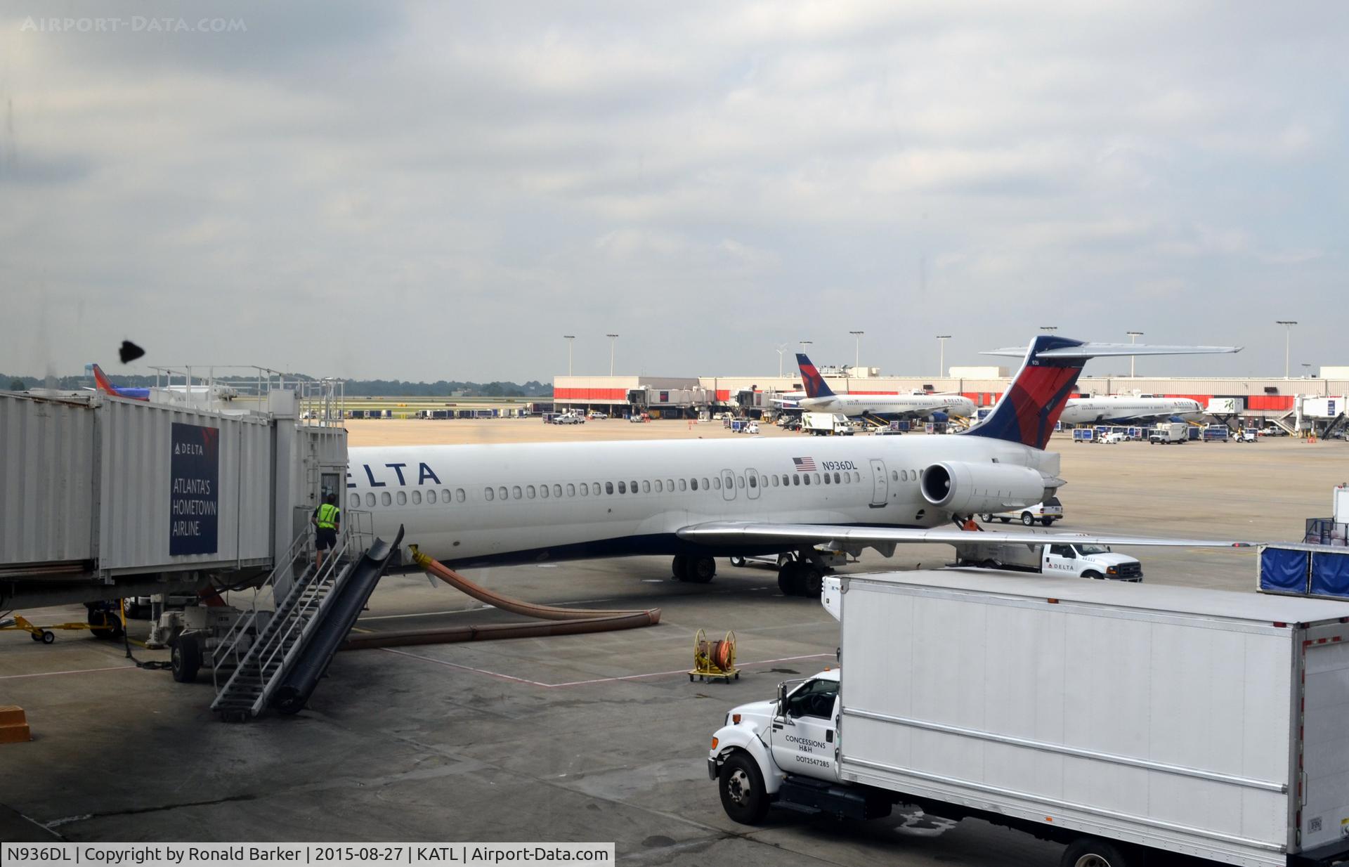 N936DL, 1989 McDonnell Douglas MD-88 C/N 49723, At the gate Atlanta
