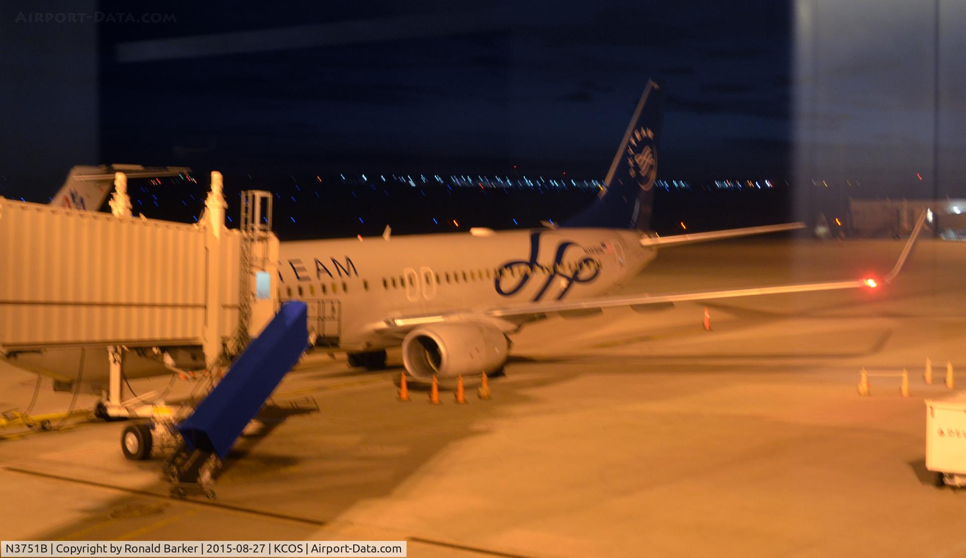 N3751B, 2001 Boeing 737-832 C/N 30491, At the gate Colorado Springs
