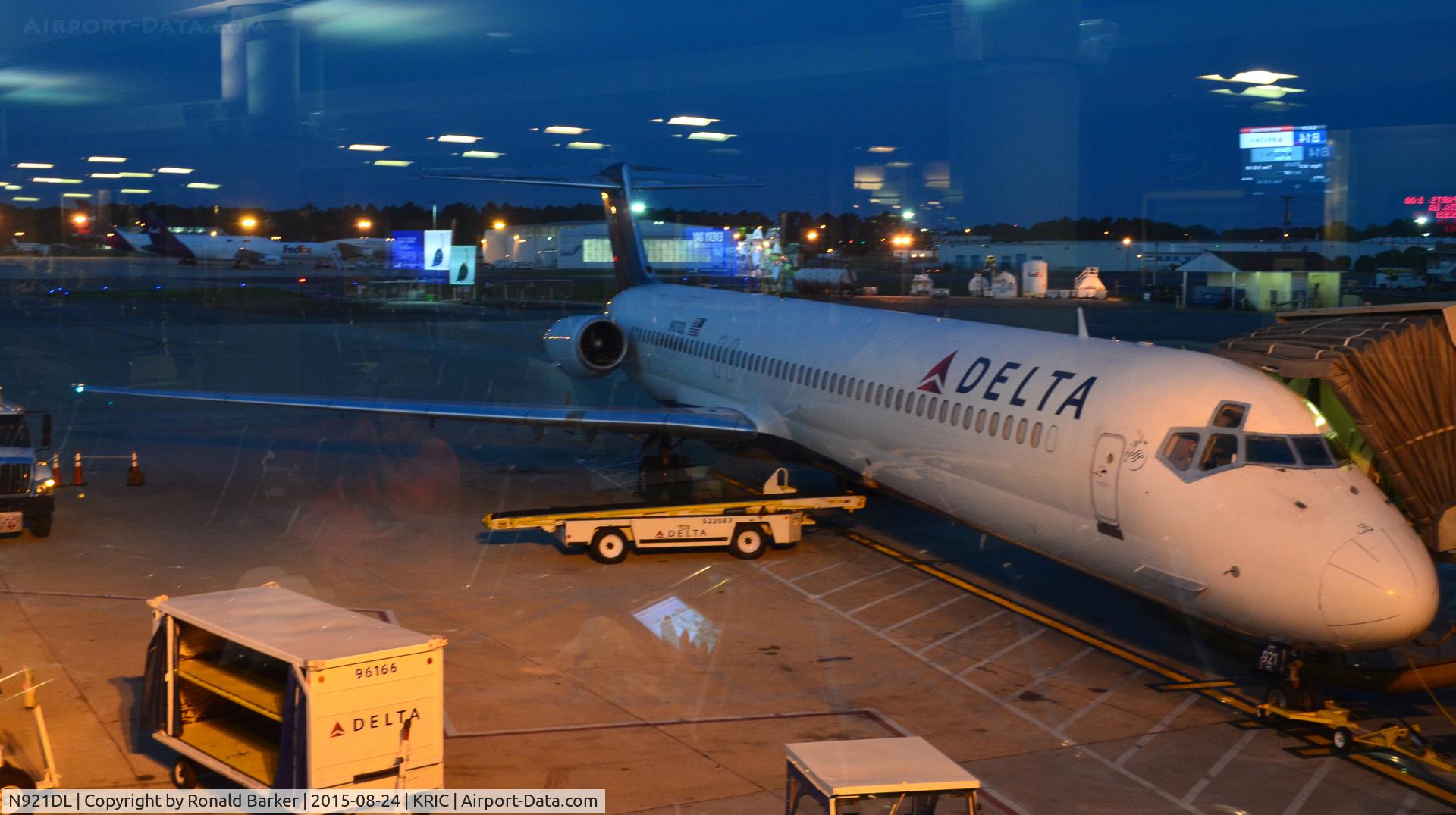 N921DL, 1988 McDonnell Douglas MD-88 C/N 49645, At the gate Richmond