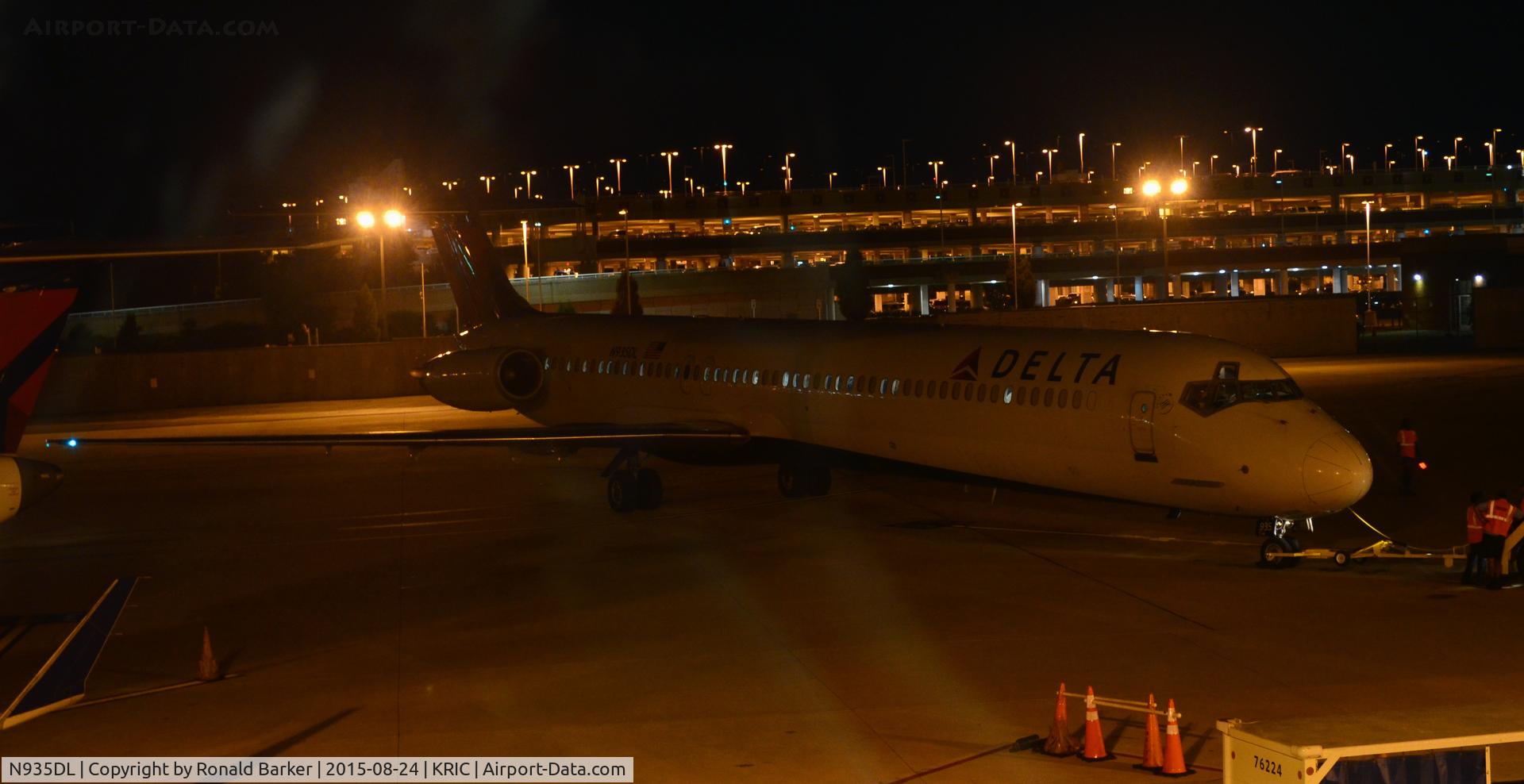 N935DL, 1989 McDonnell Douglas MD-88 C/N 49722, Push back Richmond