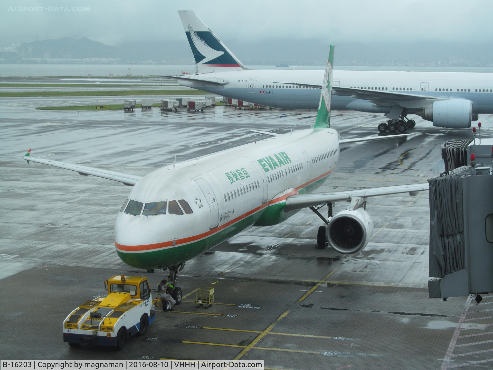 B-16203, 2012 Airbus A321-211 C/N 5377, at a damp hkg