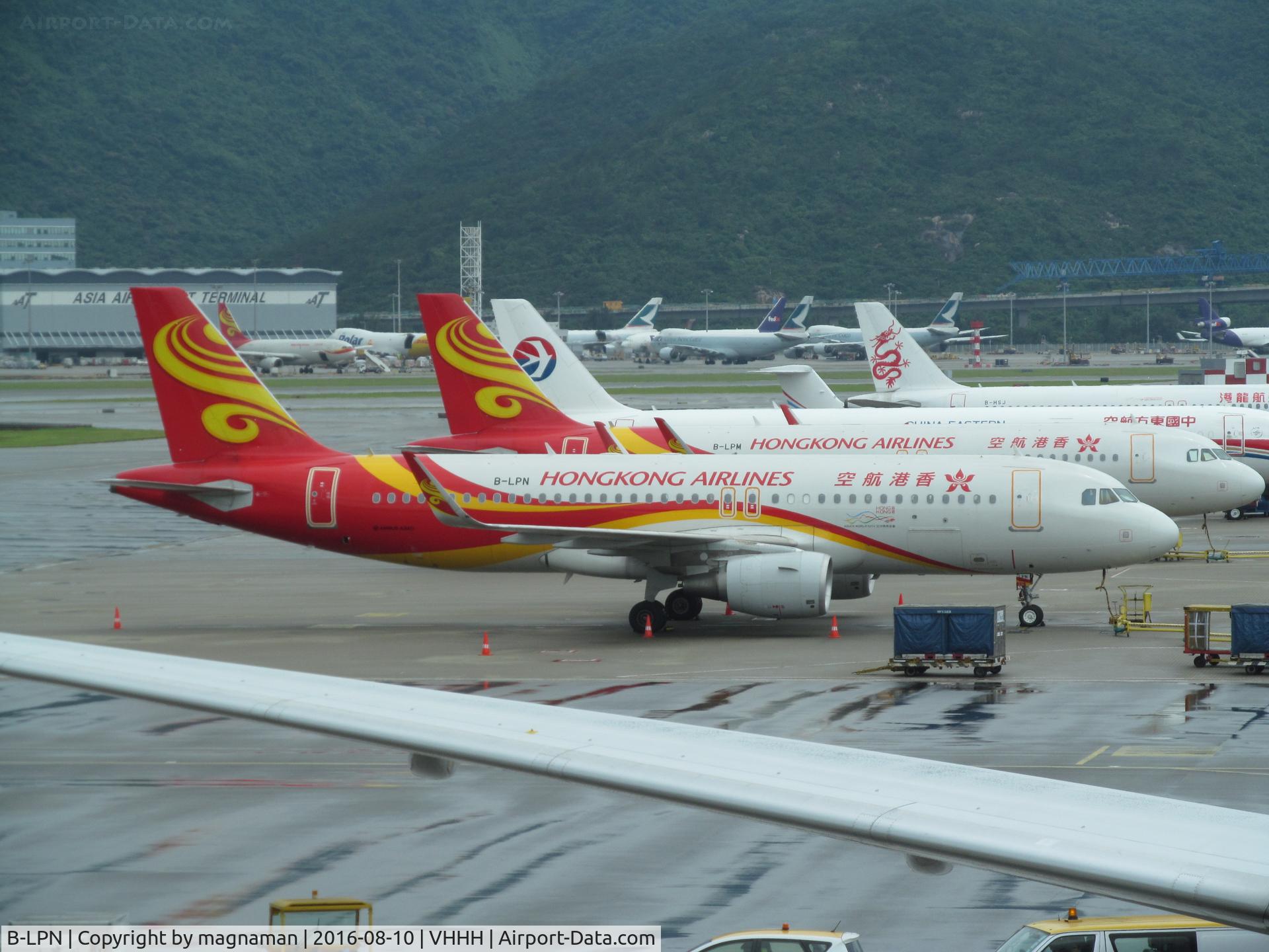 B-LPN, 2015 Airbus A320-214 C/N 6442, on colourful apron