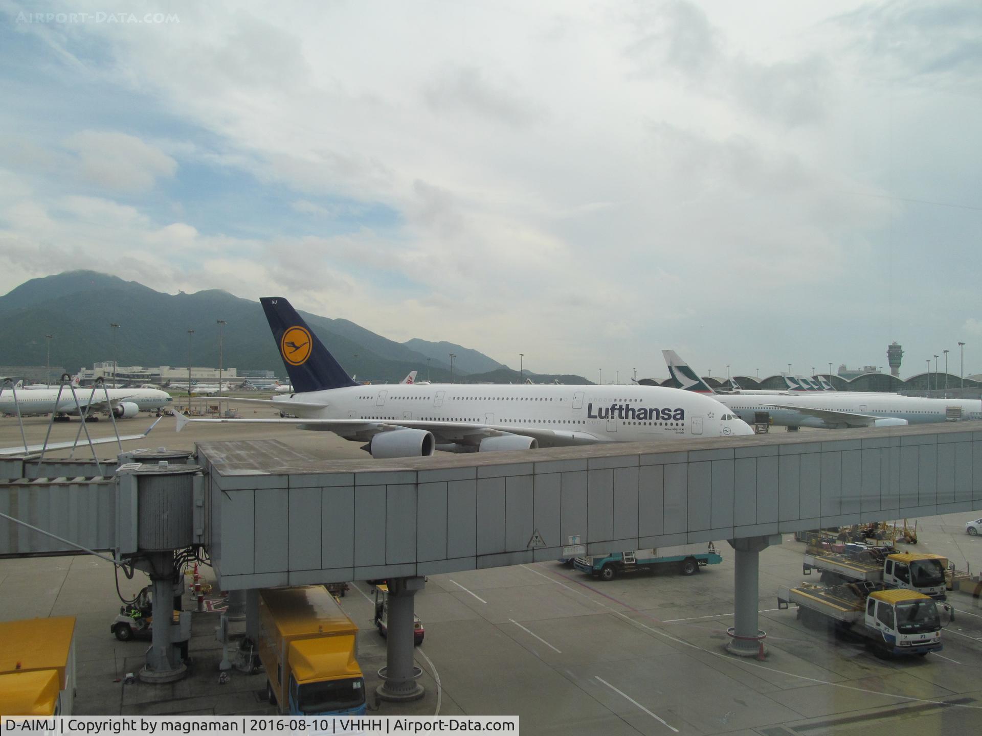 D-AIMJ, 2011 Airbus A380-841 C/N 073, turning onto stand