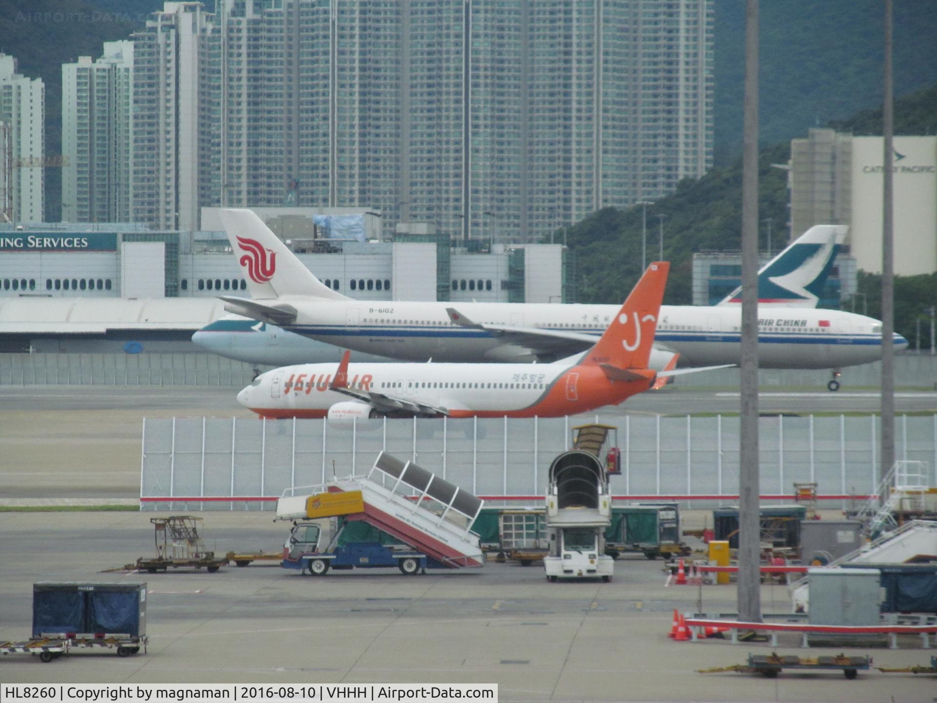 HL8260, 2002 Boeing 737-8BK C/N 30622, about to leave behind B-6102
