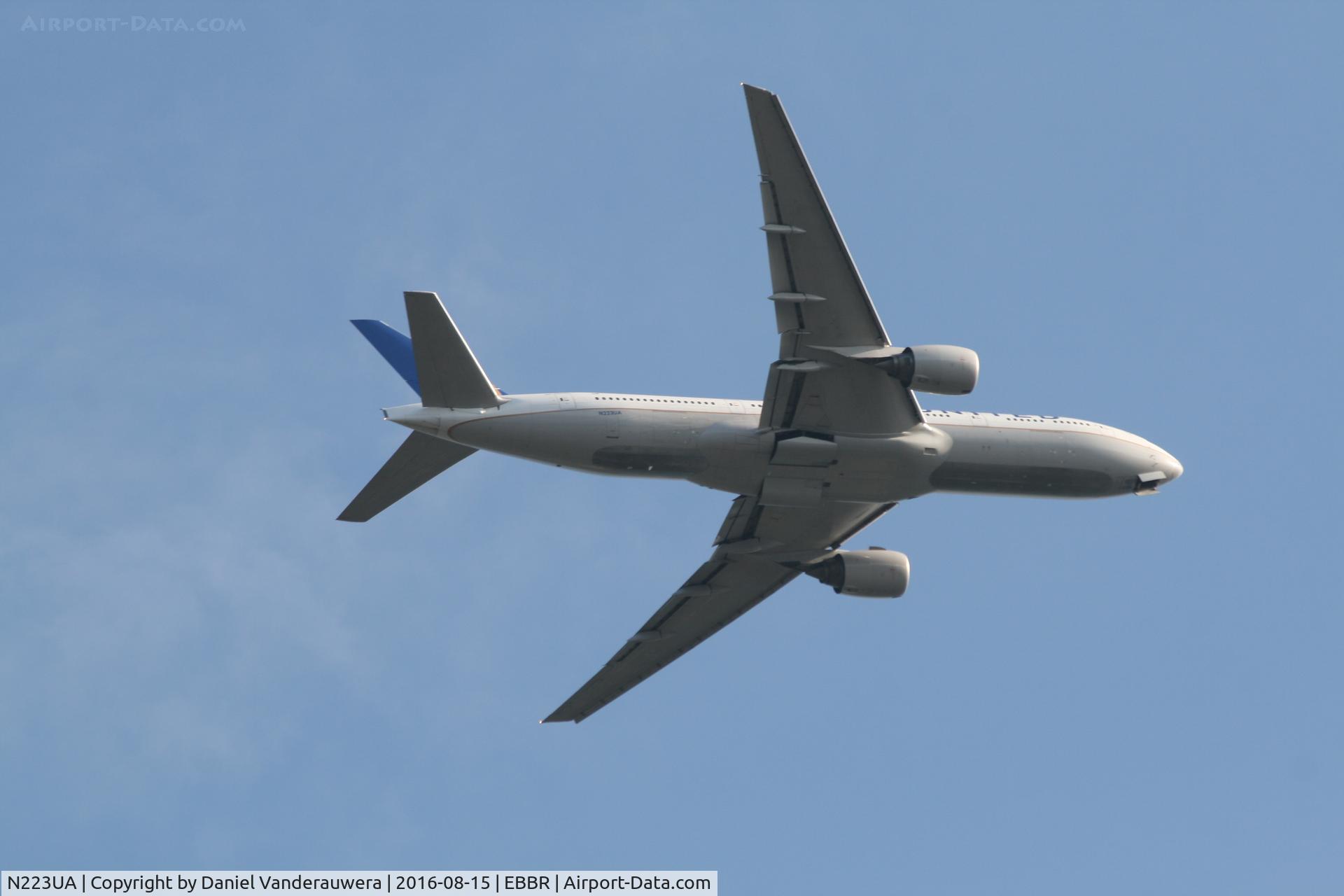 N223UA, 2001 Boeing 777-222 C/N 30224, Flight UA972 on approach to RWY 07L