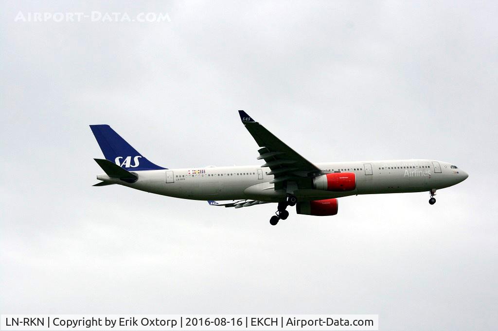 LN-RKN, 2003 Airbus A330-343X C/N 568, LN-RKN landing rw 04L