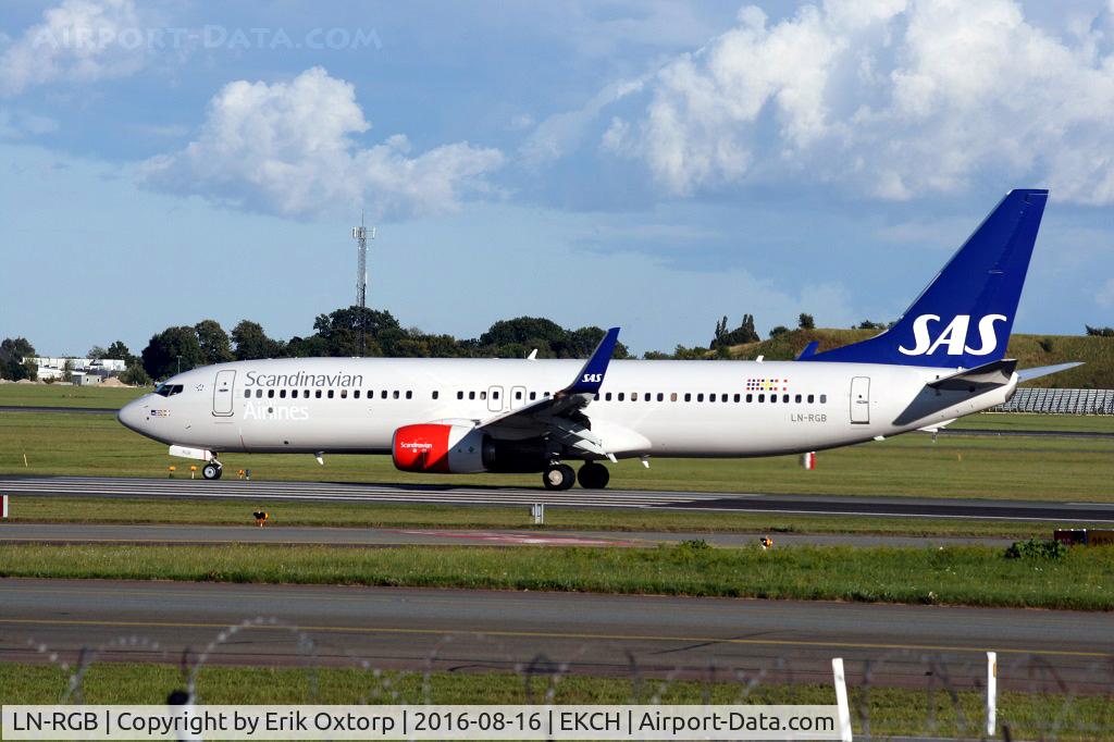 LN-RGB, 2012 Boeing 737-86N C/N 38034, LN-RGB just arrived rw 04L