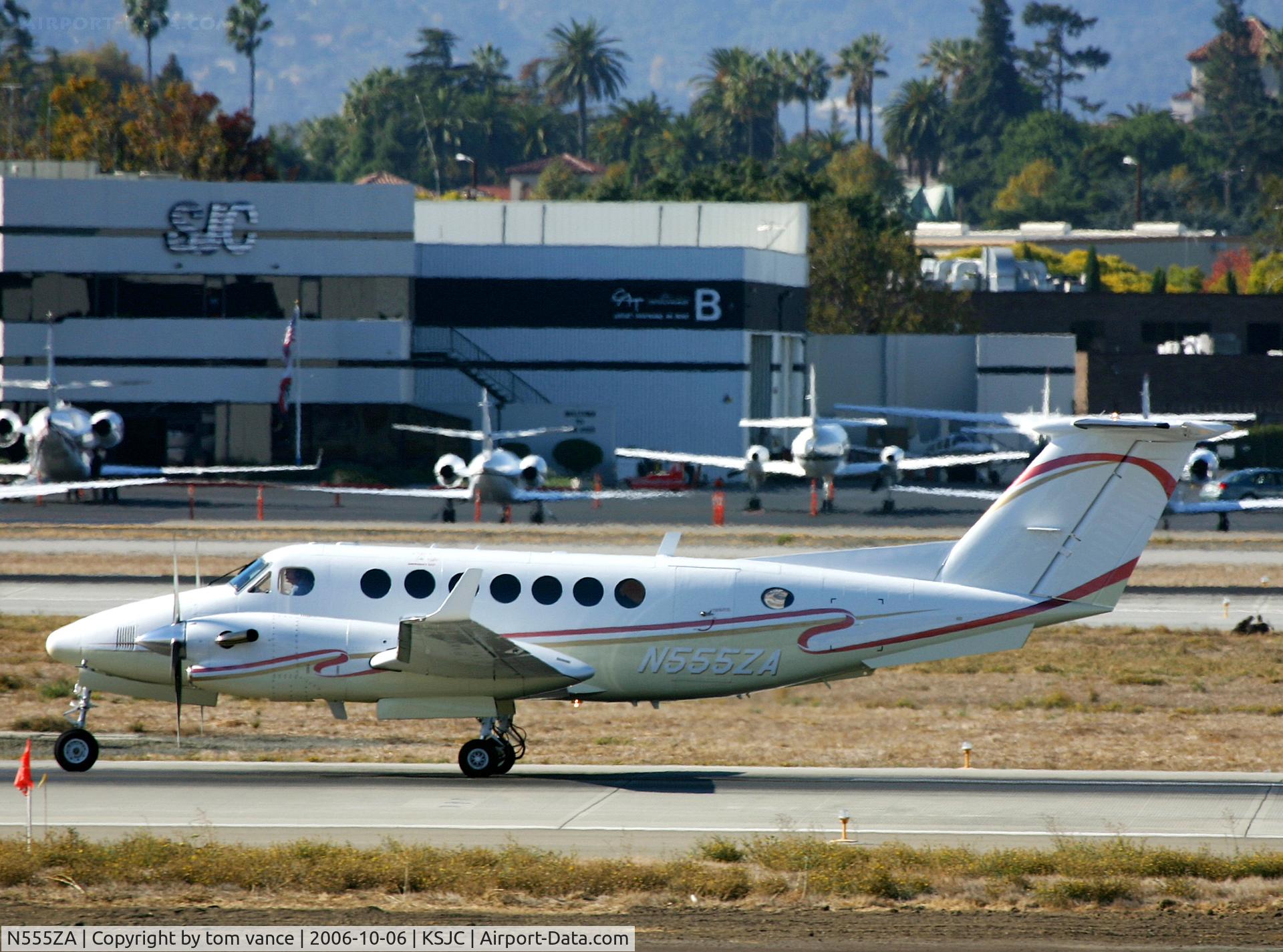 N555ZA, 1991 Beech B300 350 King Air C/N FL-48, on taxi at San Jose/date apprx.