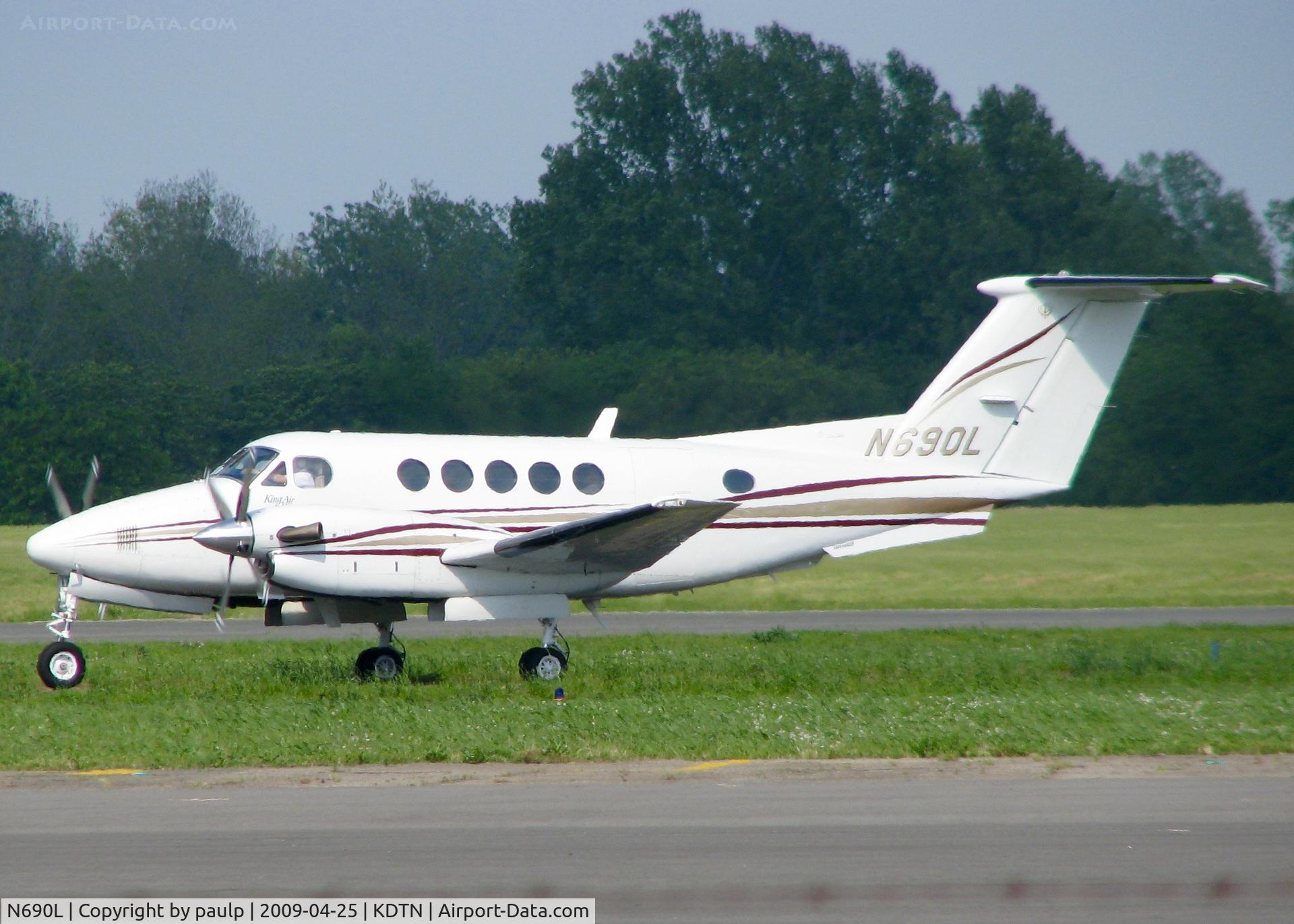 N690L, 1997 Raytheon Aircraft Company B200 C/N BB-1573, At Downtown Shreveport.