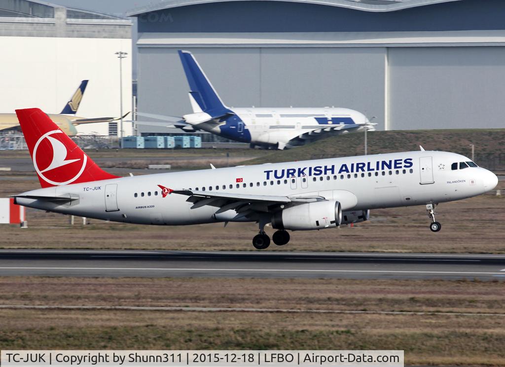TC-JUK, Airbus A320-232 C/N 2602, Landing rwy 14R in new c/s