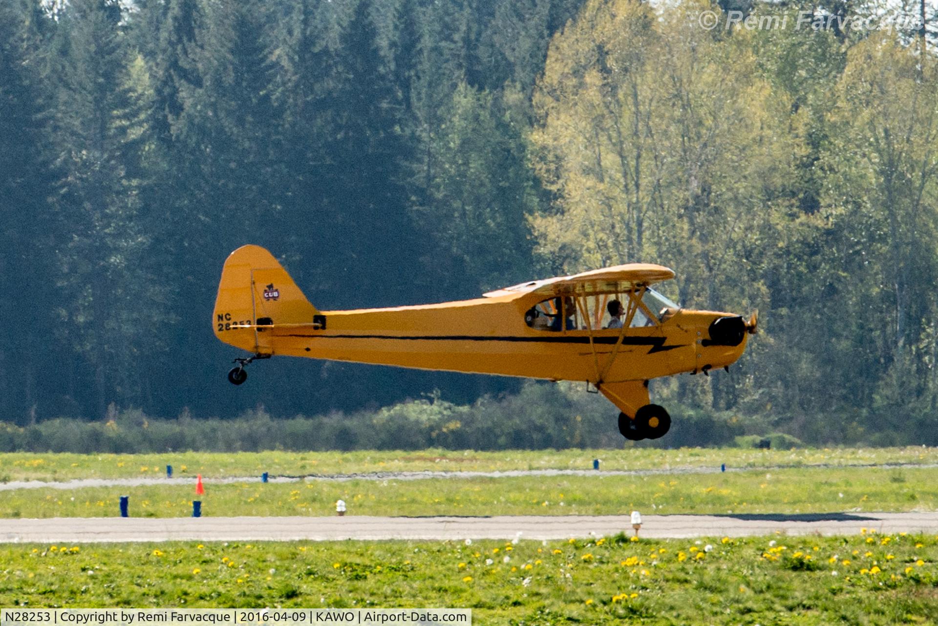 N28253, 1940 Piper J3F-60 C/N 4650, Northbound take-off.