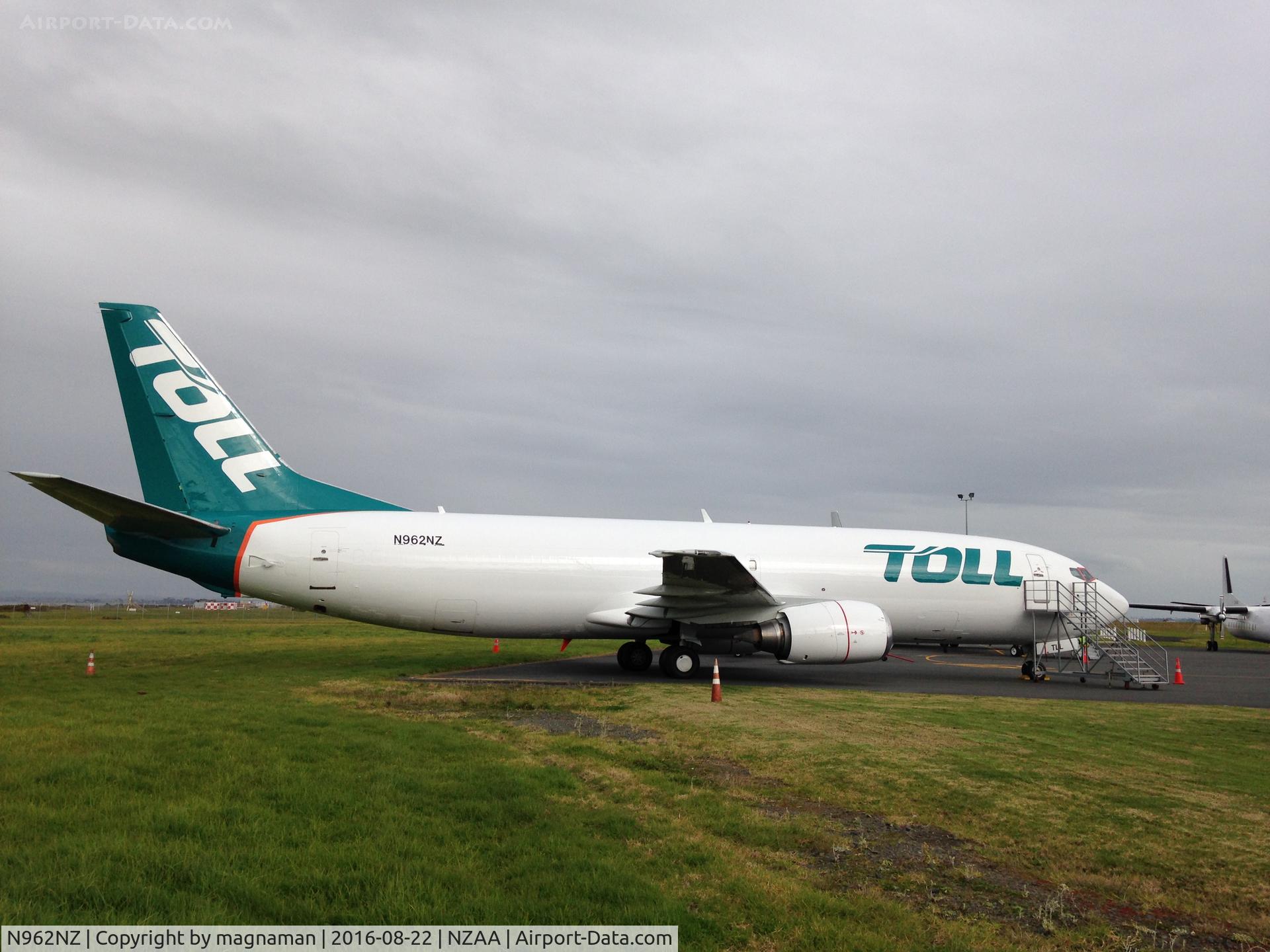 N962NZ, 1991 Boeing 737-484 C/N 25362, About to become ZK-TLL