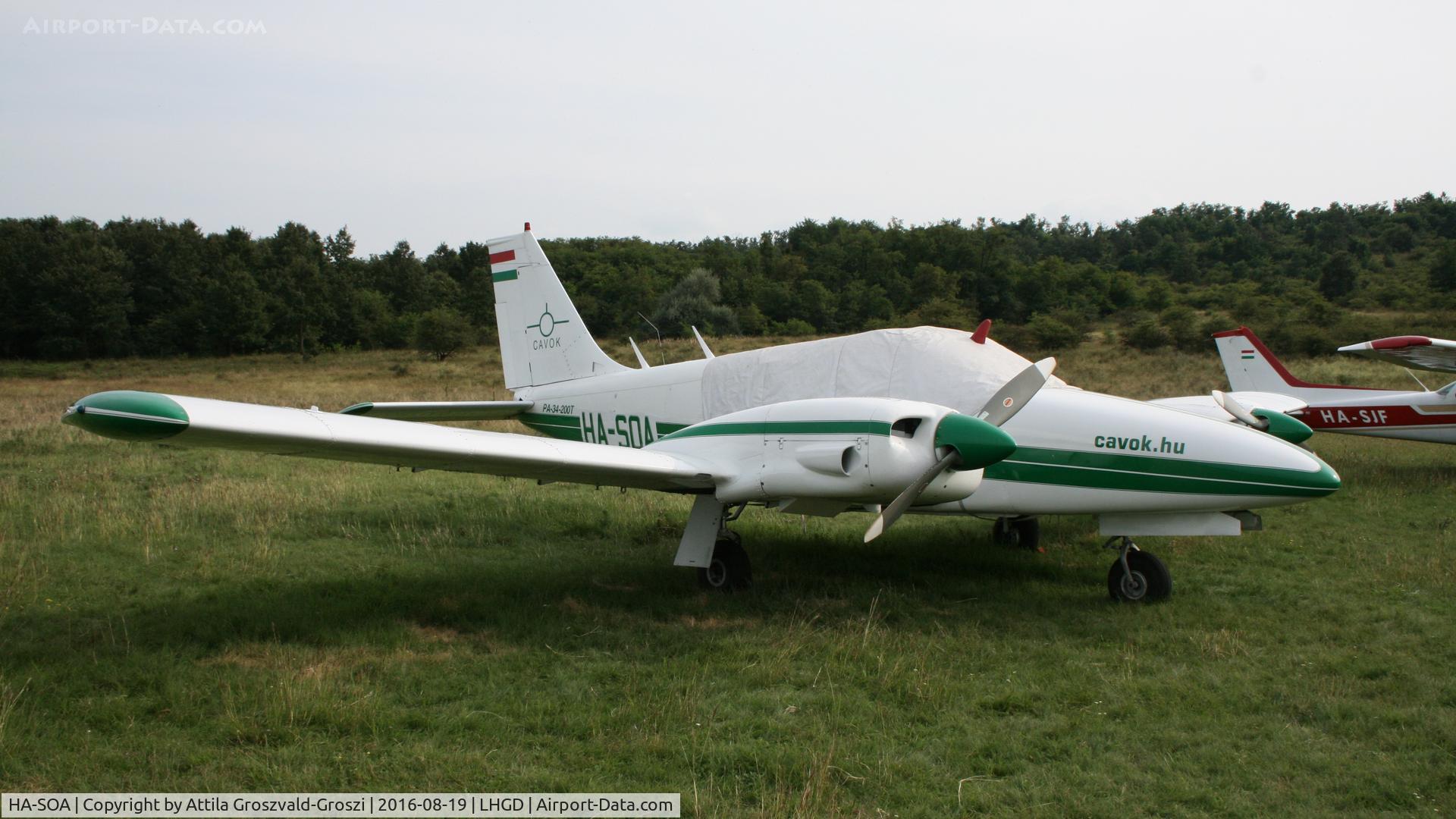 HA-SOA, Piper PA-34-200T Seneca C/N 34-7250186, Gödöllö Airfield, Hungary