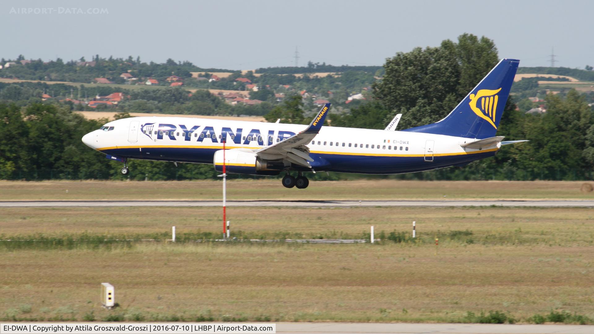 EI-DWA, 2007 Boeing 737-8AS C/N 33617, Budapest Airport, Hungary - Landing