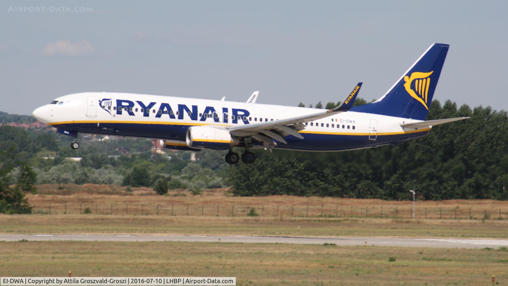EI-DWA, 2007 Boeing 737-8AS C/N 33617, Budapest Airport, Hungary - Landing