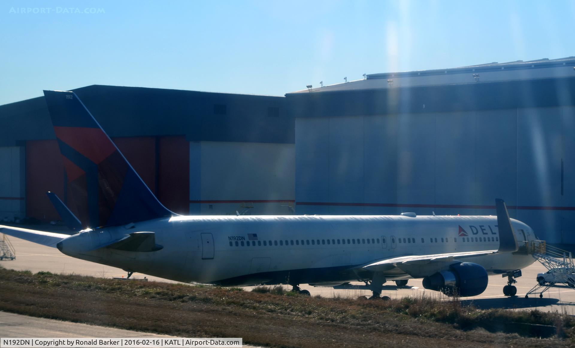 N192DN, 1997 Boeing 767-332 C/N 28449, At the gate Atlanta