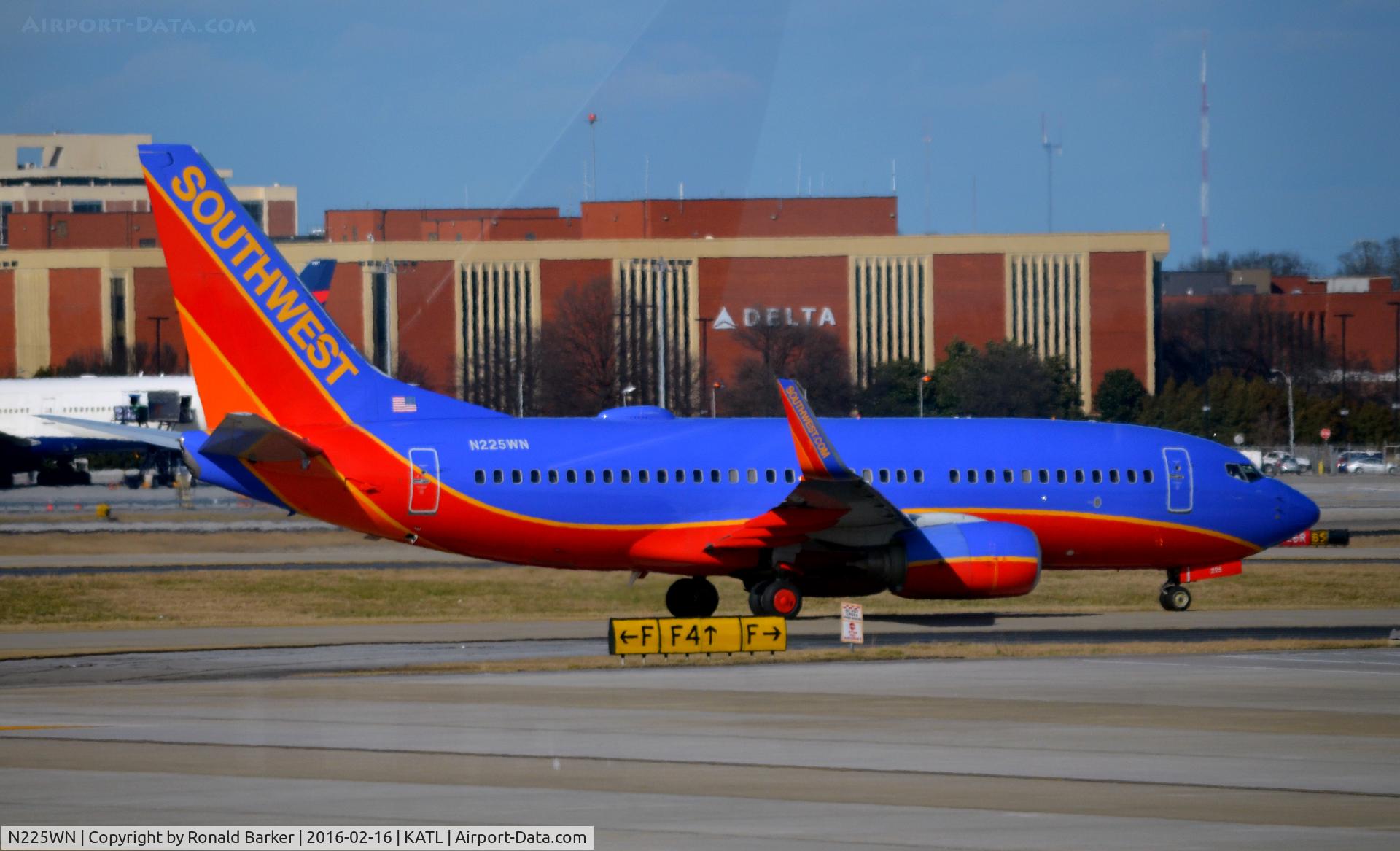 N225WN, 2005 Boeing 737-7H4 C/N 34333, Taxi Atlanta