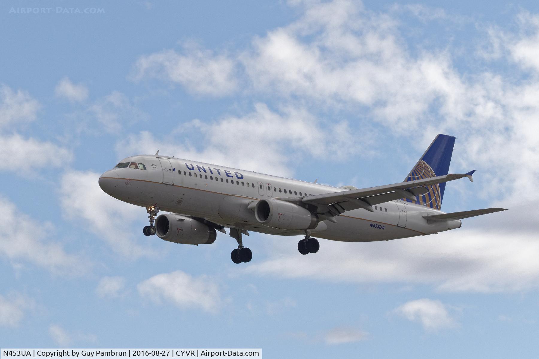 N453UA, 1999 Airbus A320-232 C/N 1001, Landing