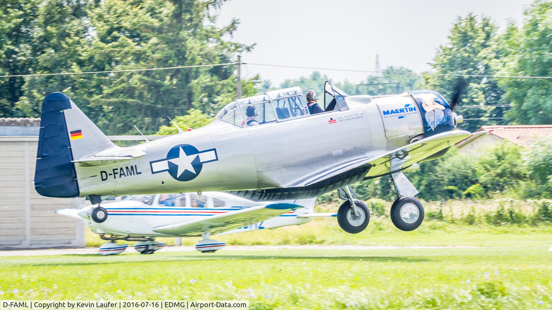 D-FAML, North American AT-6D Harvard III C/N 88-17026, Bei der Landung am Flugplatz Günzburg-Donauried