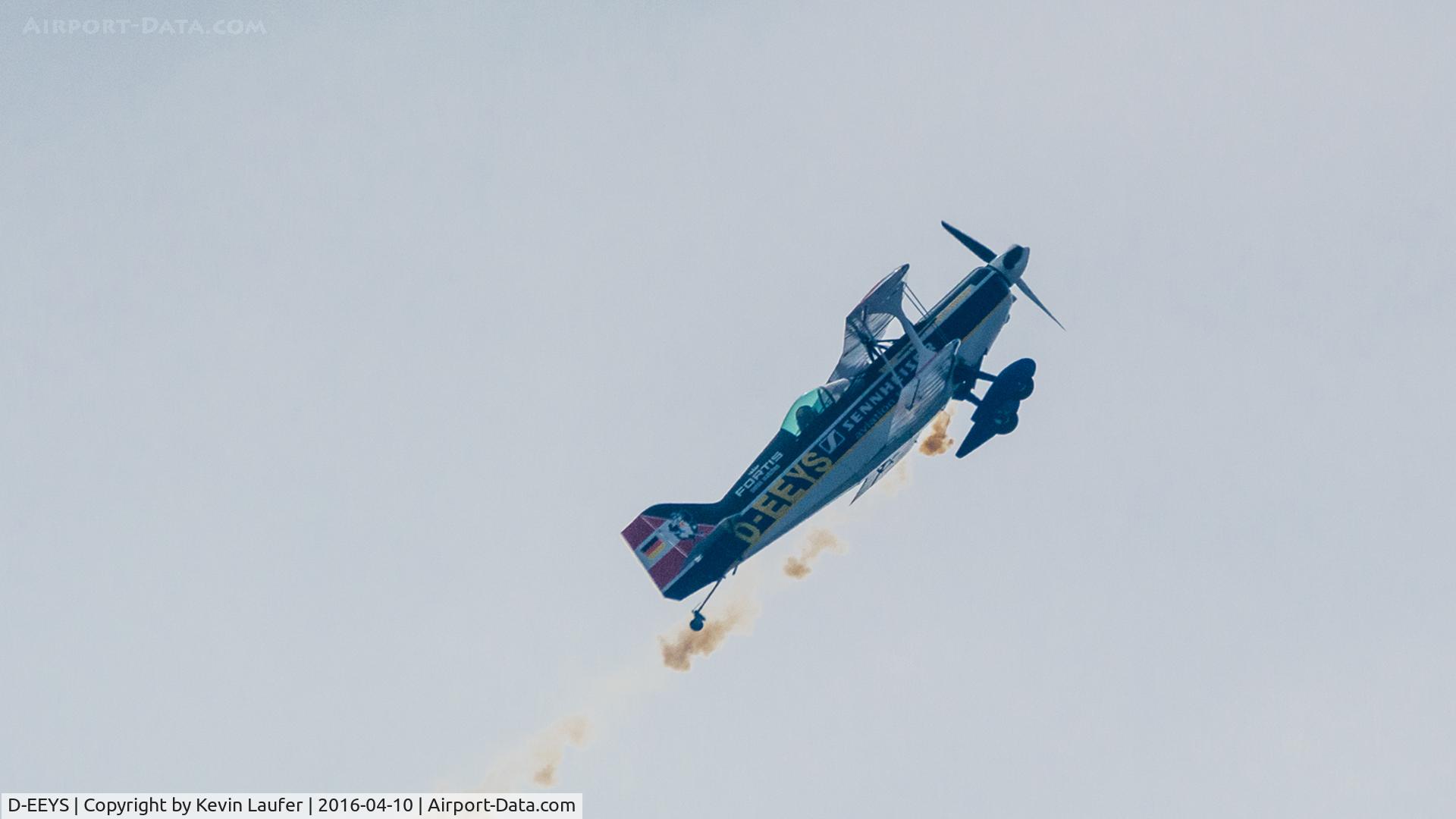 D-EEYS, 2005 Pitts S-1-11 Super Stinker C/N 479, Bei der Kunstflug Show über dem Legoland Deutschland