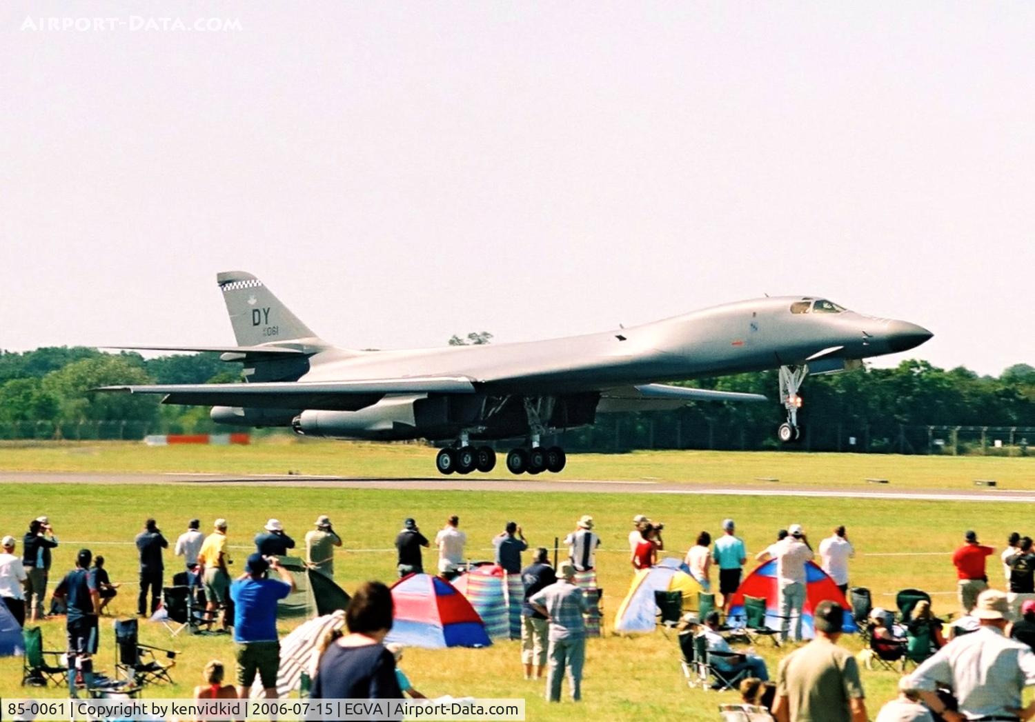 85-0061, 1985 Rockwell B-1B Lancer C/N 21, Very short finals at RIAT.