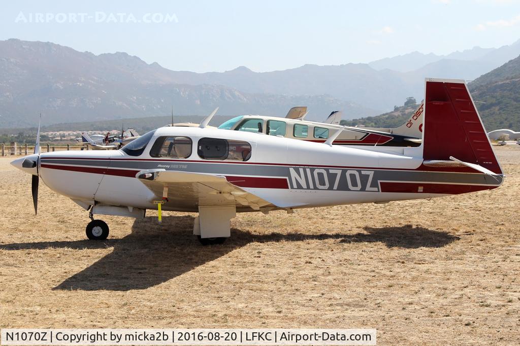 N1070Z, 1990 Mooney M20K C/N 25-1222, Parked