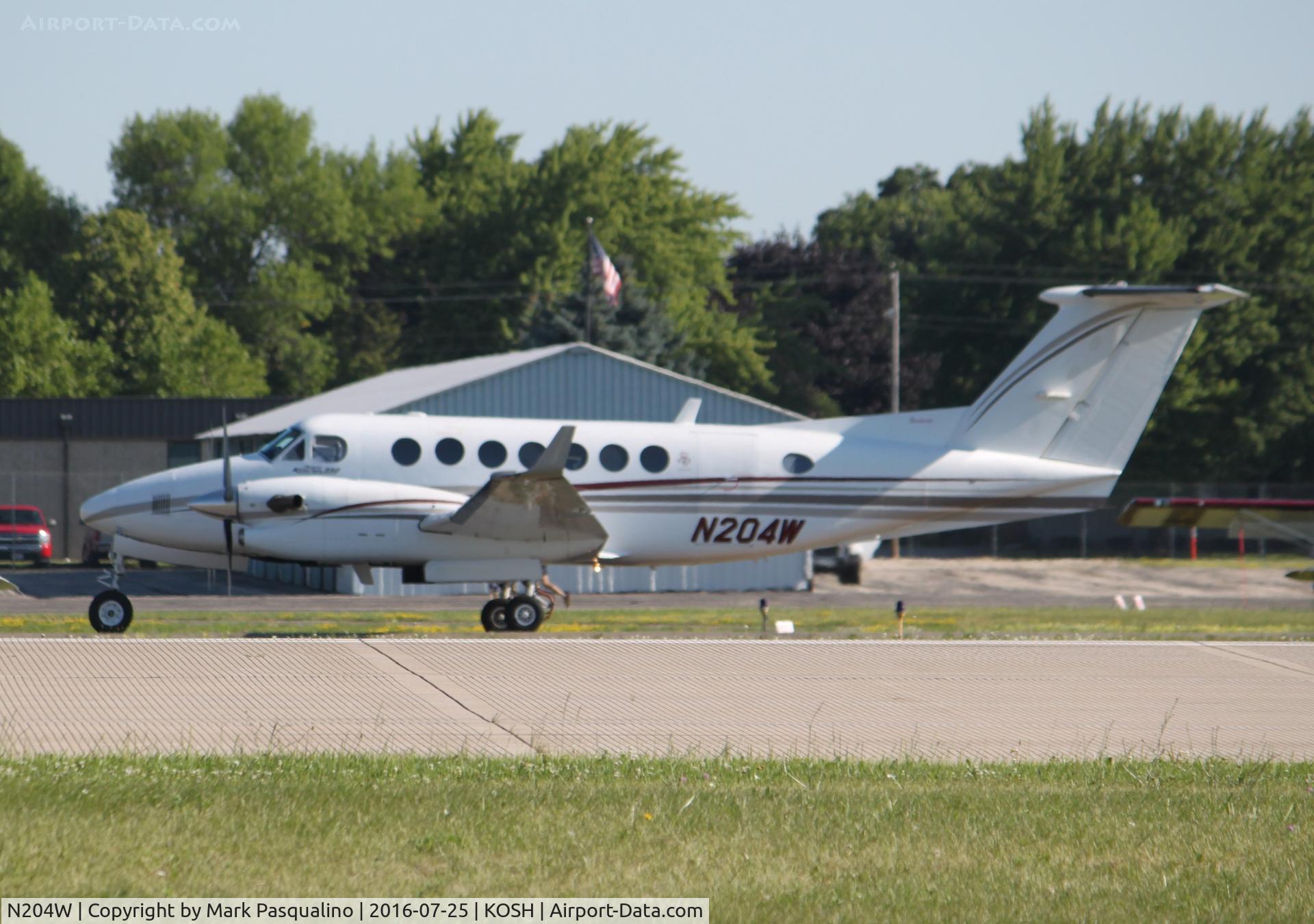 N204W, 1998 Raytheon Aircraft Company B300 C/N FL-204, Beech 350