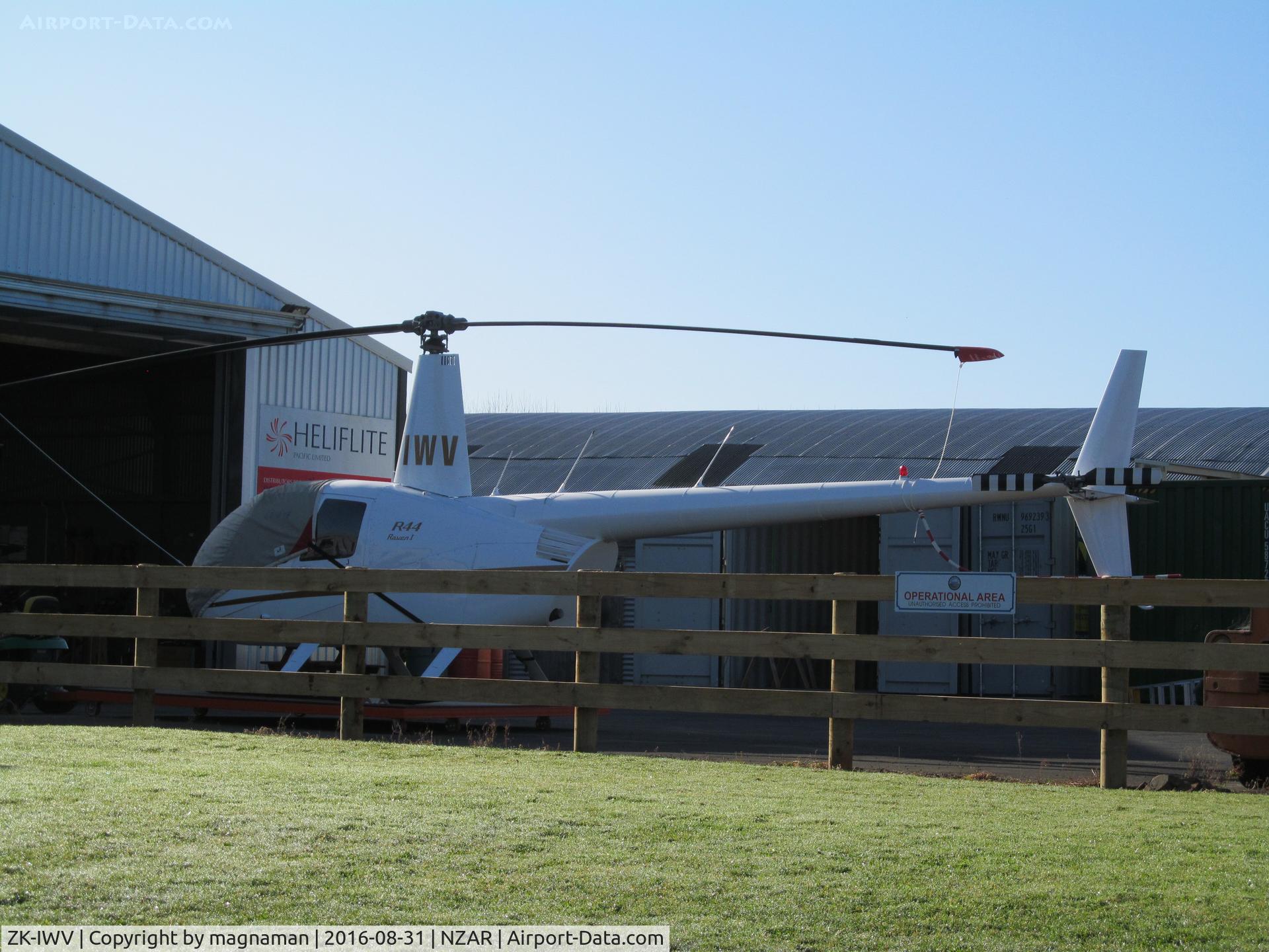 ZK-IWV, Robinson R44  Raven C/N 0184, outside heliflite