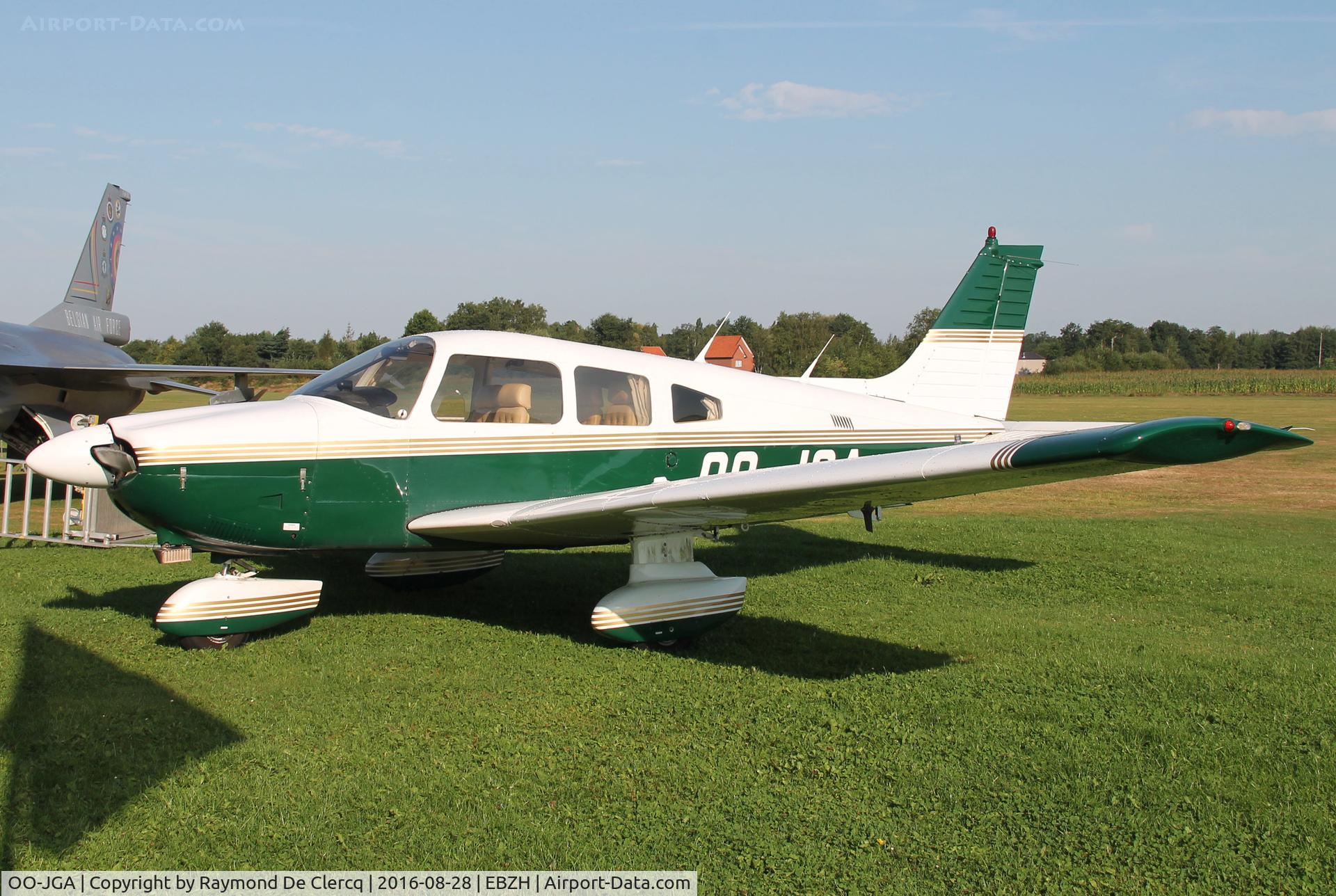 OO-JGA, Piper PA-28-181 C/N 288090313, Open days at Kiewit.