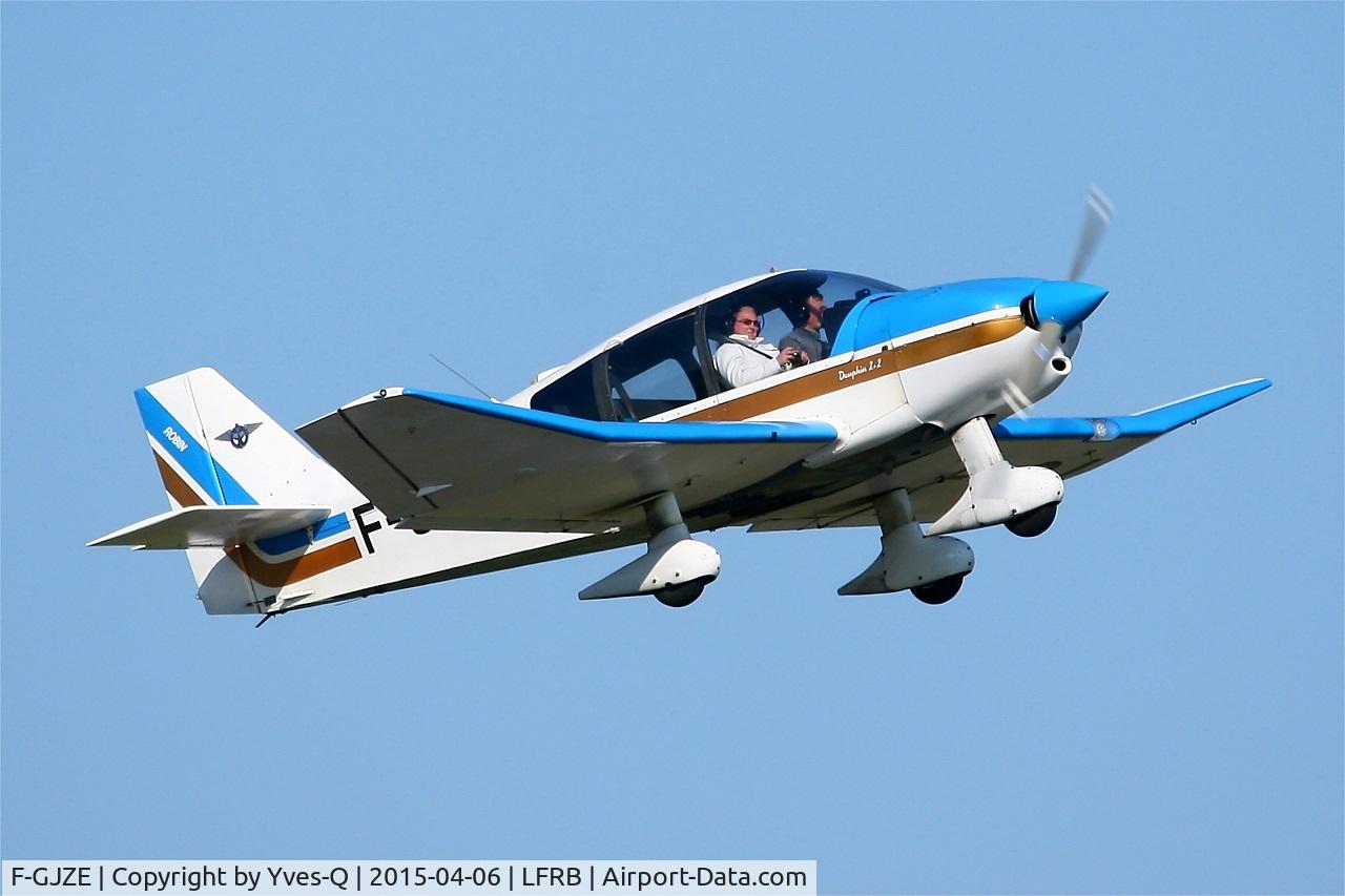 F-GJZE, Robin DR-400-120 Petit Prince C/N 2005, Robin DR-400-120, Take off rwy 07R, Brest-Bretagne airport (LFRB-BES)