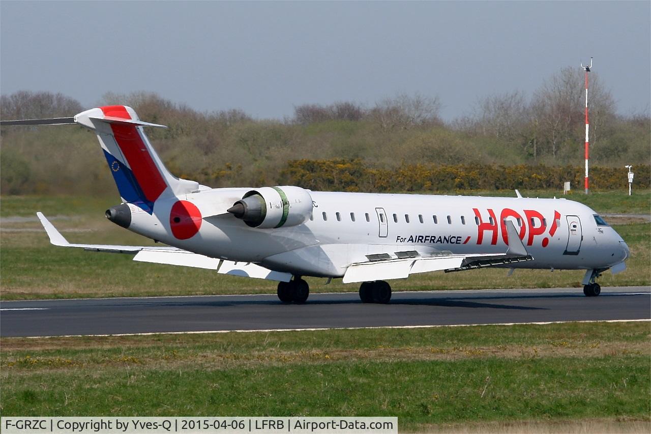 F-GRZC, 2001 Canadair CRJ-702 (CL-600-2C10) Regional Jet C/N 10008, Canadair Regional Jet CRJ-702, Reverse thrust landing rwy 07R, Brest-Bretagne Airport (LFRB-BES)