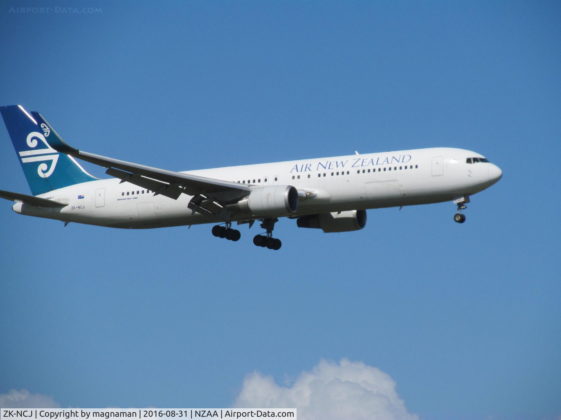 ZK-NCJ, 1995 Boeing 767-319/ER C/N 26915, nearly a good shot - on finals