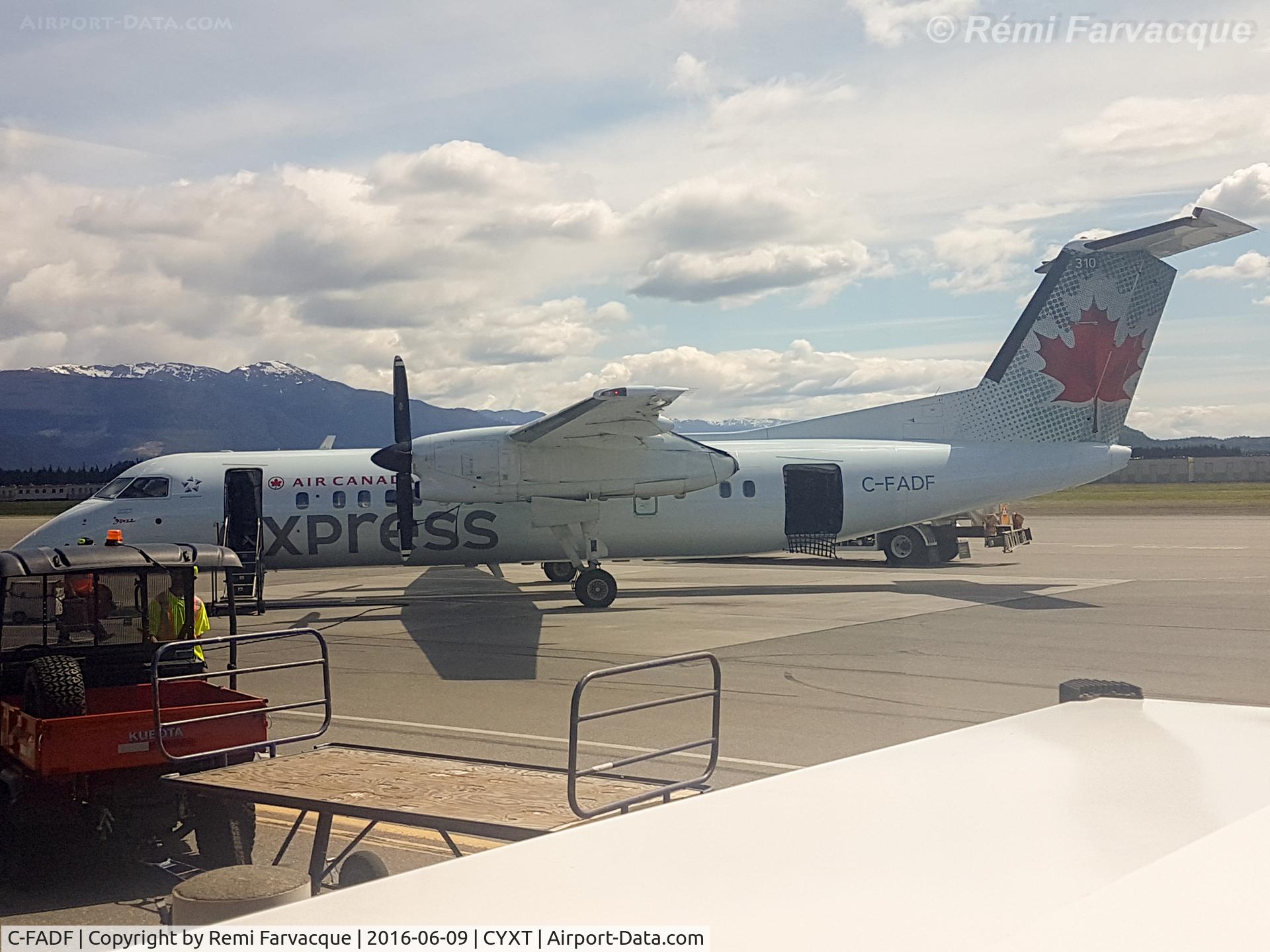 C-FADF, 1991 De Havilland Canada DHC-8-311 Dash 8 C/N 272, Getting ready to load.
