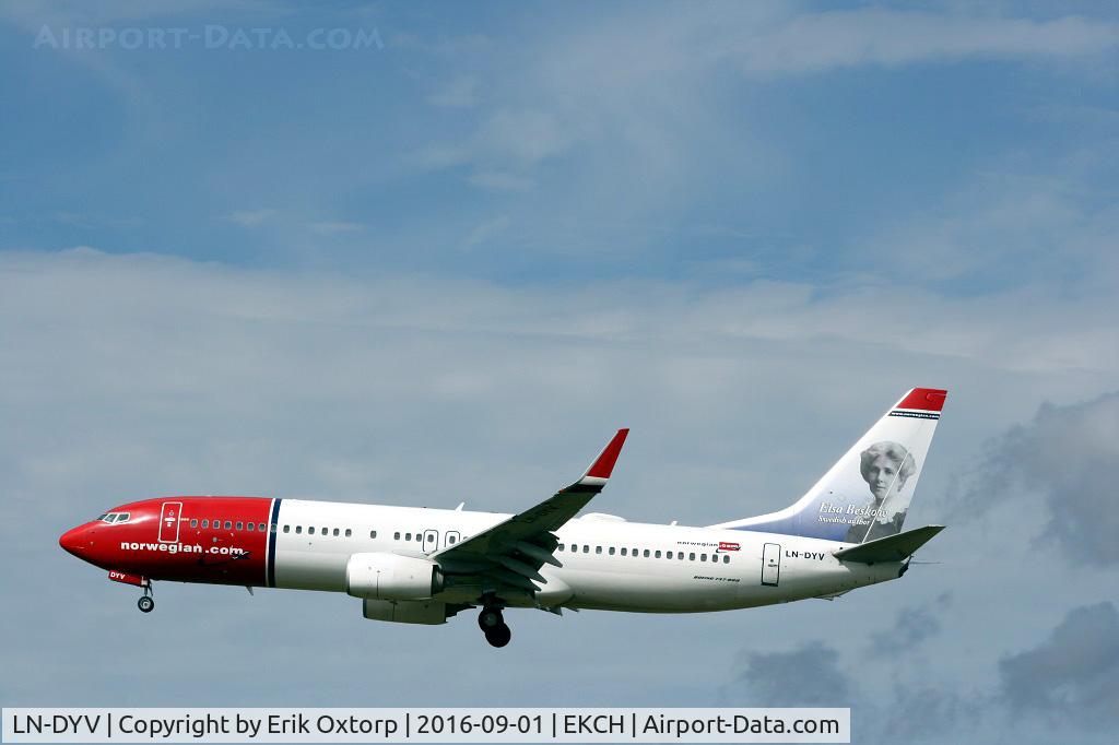 LN-DYV, 2012 Boeing 737-8JP C/N 39009, LN-DYV landing rw 22L