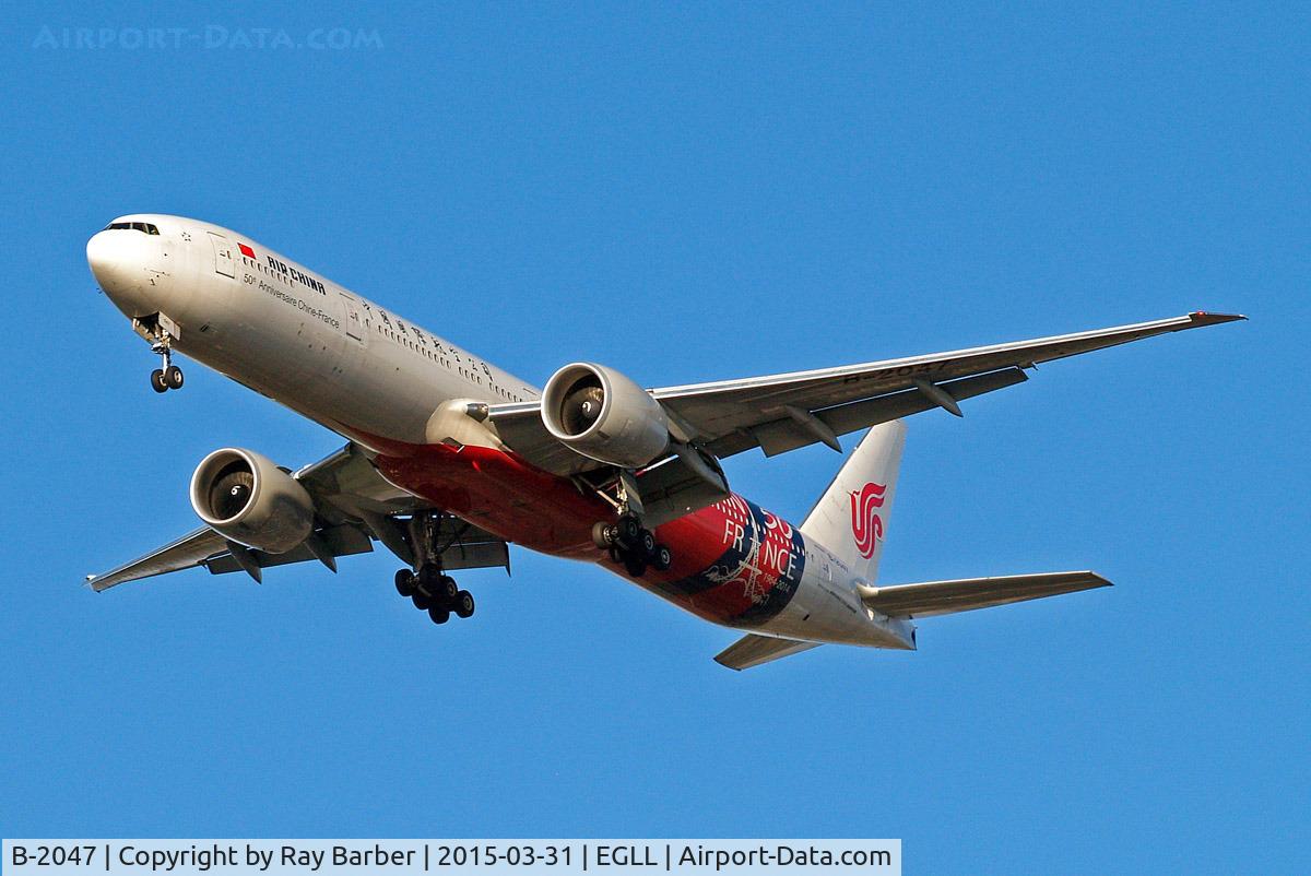 B-2047, 2014 Boeing 777-39L/ER C/N 60374/1196, Boeing 777-39LER [60374] (Air China) Home~G 31/03/2015. On approach 27R. China/France 50 years special scheme.