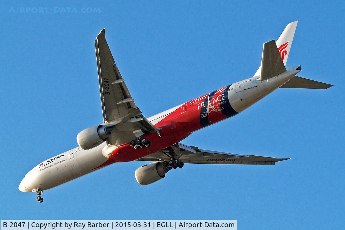 B-2047, 2014 Boeing 777-39L/ER C/N 60374/1196, Boeing 777-39LER [60374] (Air China) Home~G 31/03/2015. On approach 27R. China/France 50 years special scheme.