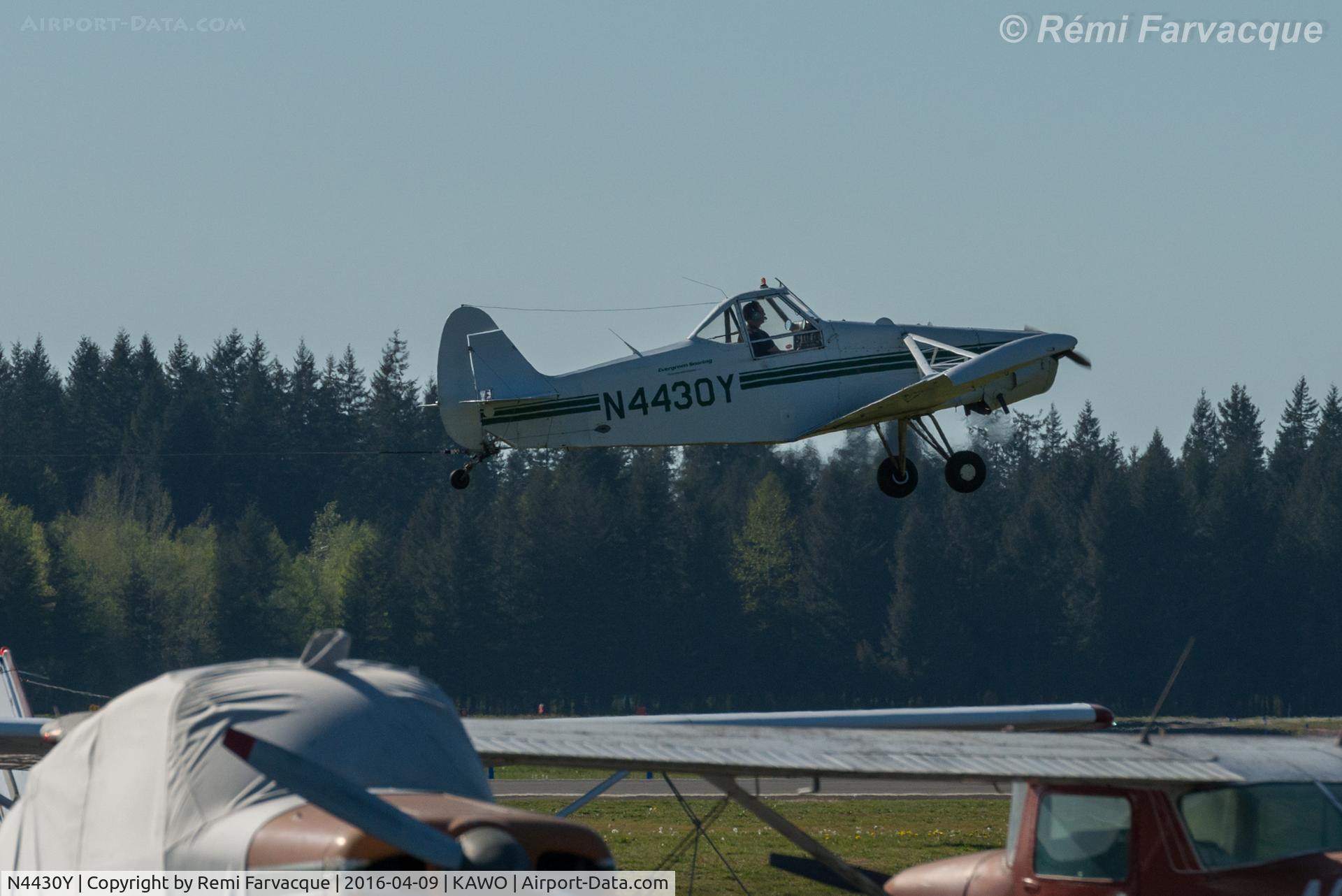 N4430Y, Piper PA-25-235 Pawnee C/N 25-4056, Take-off with glider in tow. Close-up.