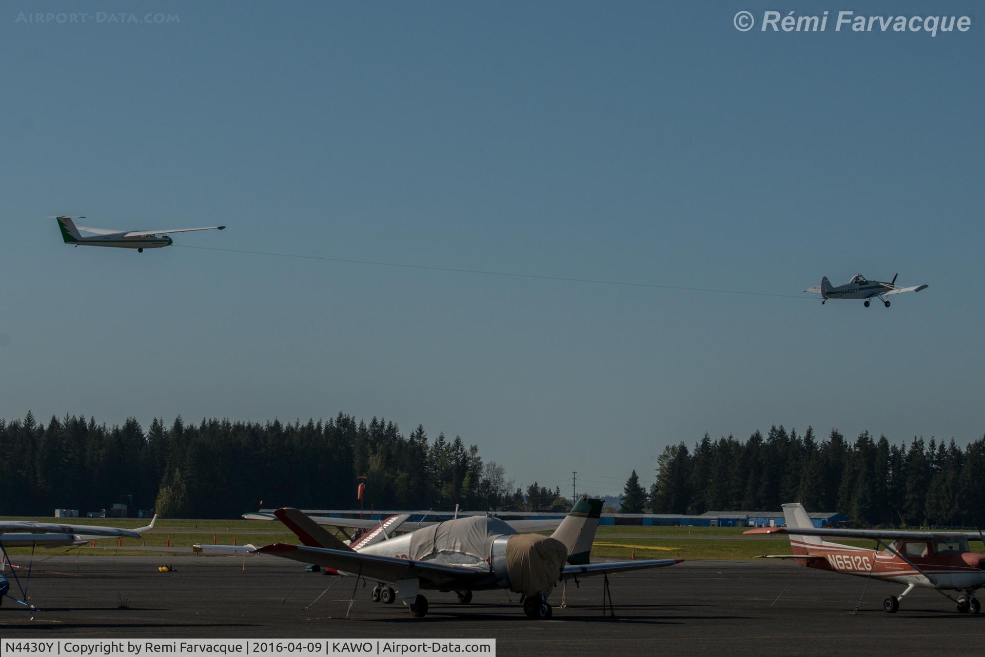 N4430Y, Piper PA-25-235 Pawnee C/N 25-4056, Take-off northbound with glider in tow.