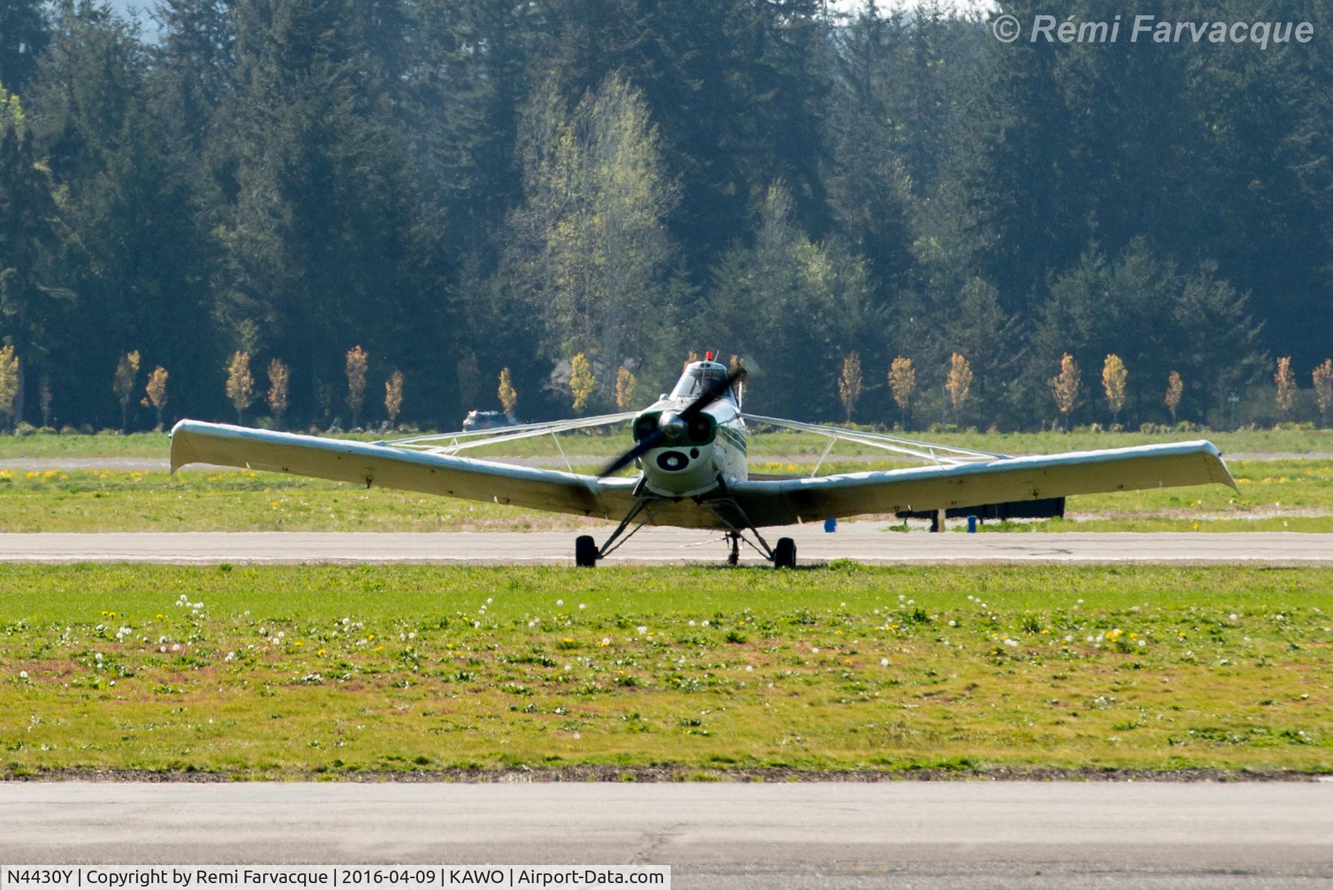 N4430Y, Piper PA-25-235 Pawnee C/N 25-4056, Taxiing back to park after launching glider.