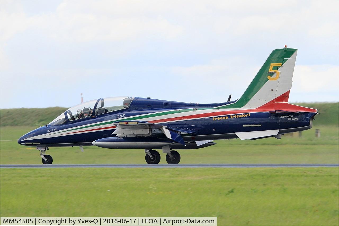 MM54505, Aermacchi MB-339A C/N 6716/111/AA053, Italian Air Force Aermacchi MB-339PAN, N°5 of Frecce Tricolori Aerobatic Team 2016, Landing rwy 24, Avord Air Base 702 (LFOA) Open day 2016