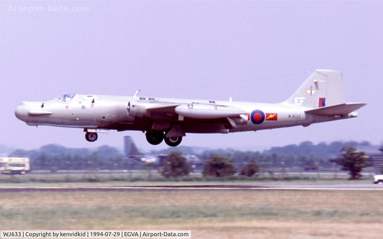 WJ633, 1954 English Electric Canberra T.17 C/N HP-200B, Royal Air Force arriving for RIAT.