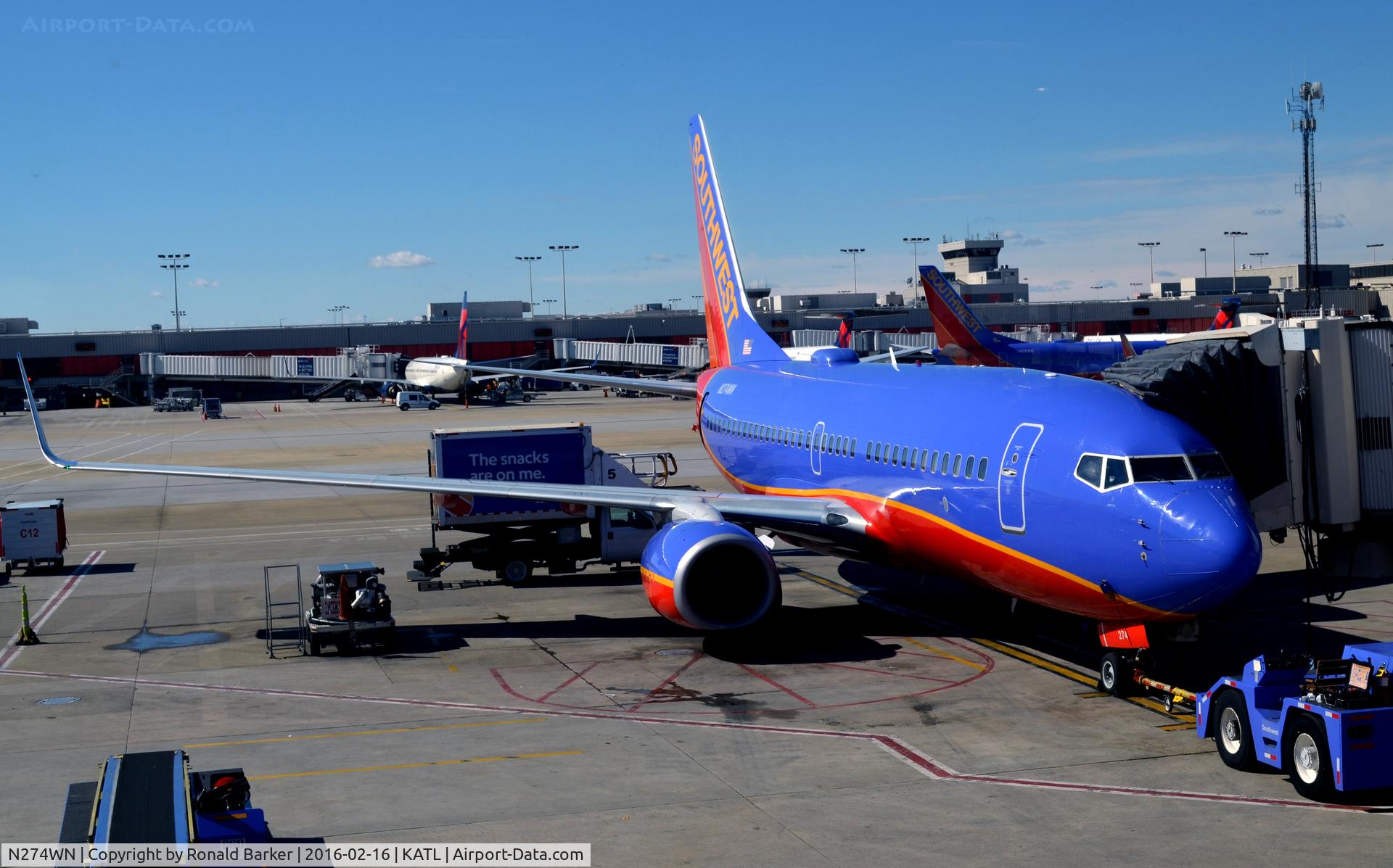 N274WN, 2007 Boeing 737-7H4 C/N 32529, At the gate Atlanta