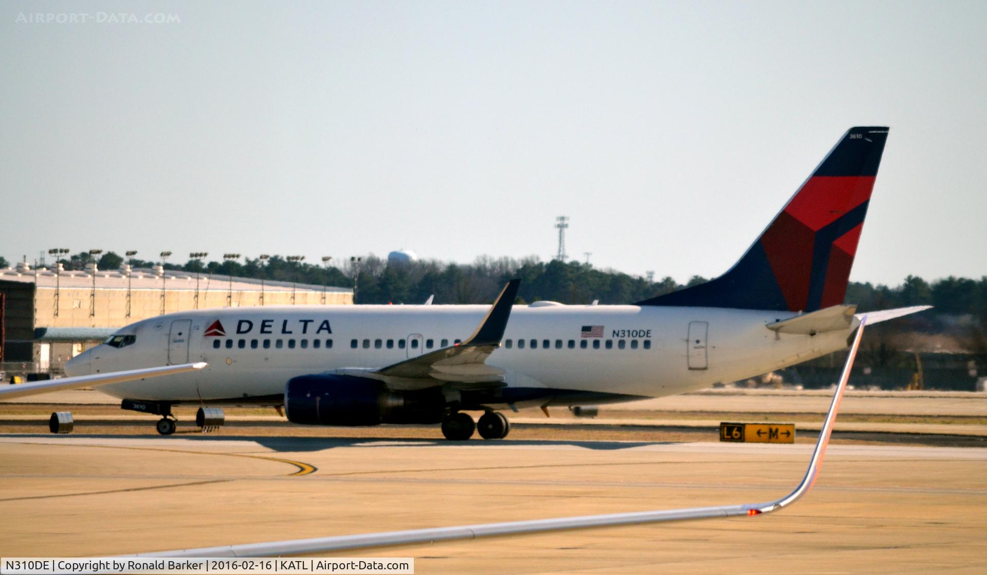 N310DE, Boeing 737-732 C/N 29665, Taxi Atlanta