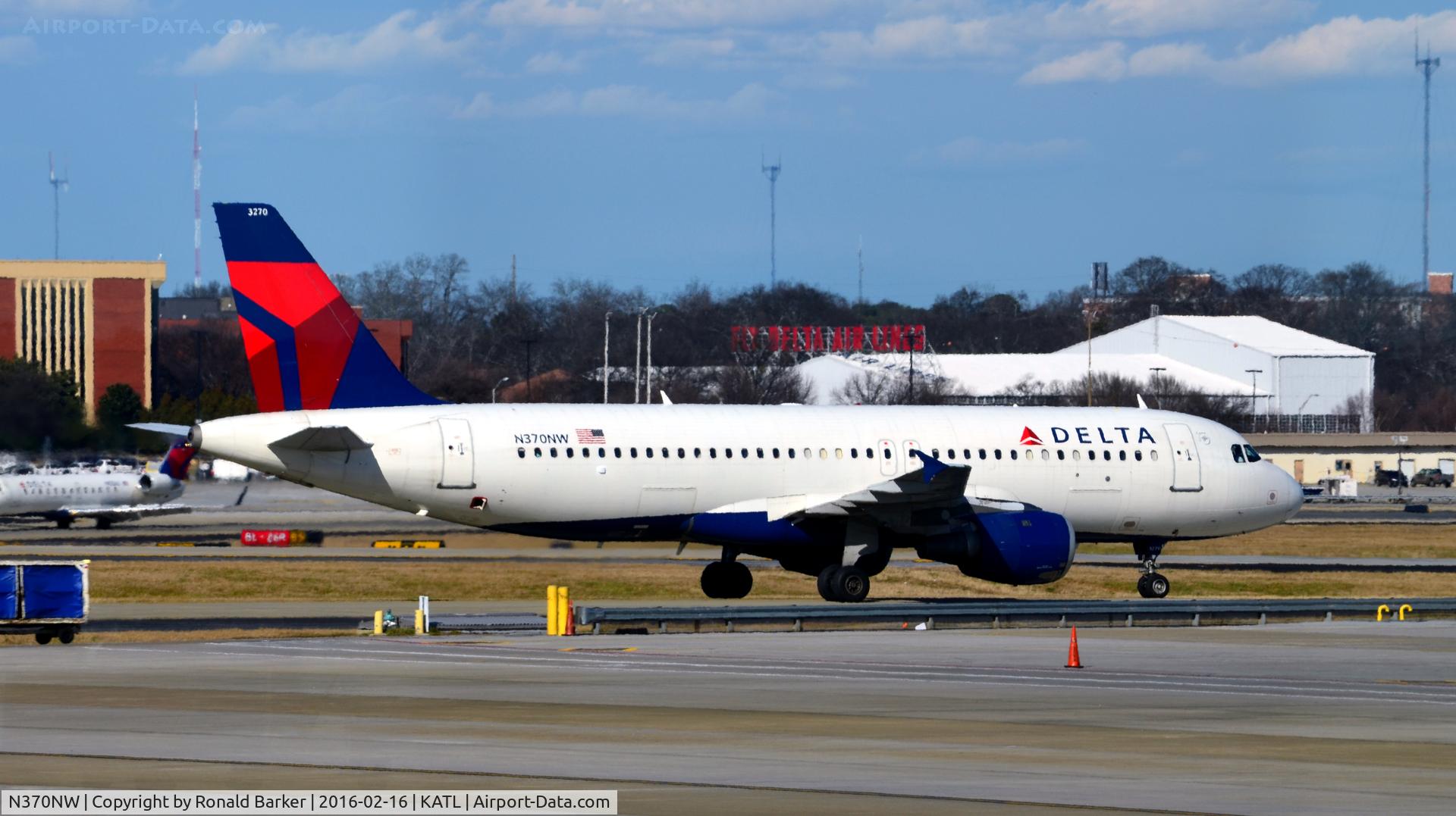 N370NW, 1999 Airbus A320-212 C/N 1037, Taxi Atlanta