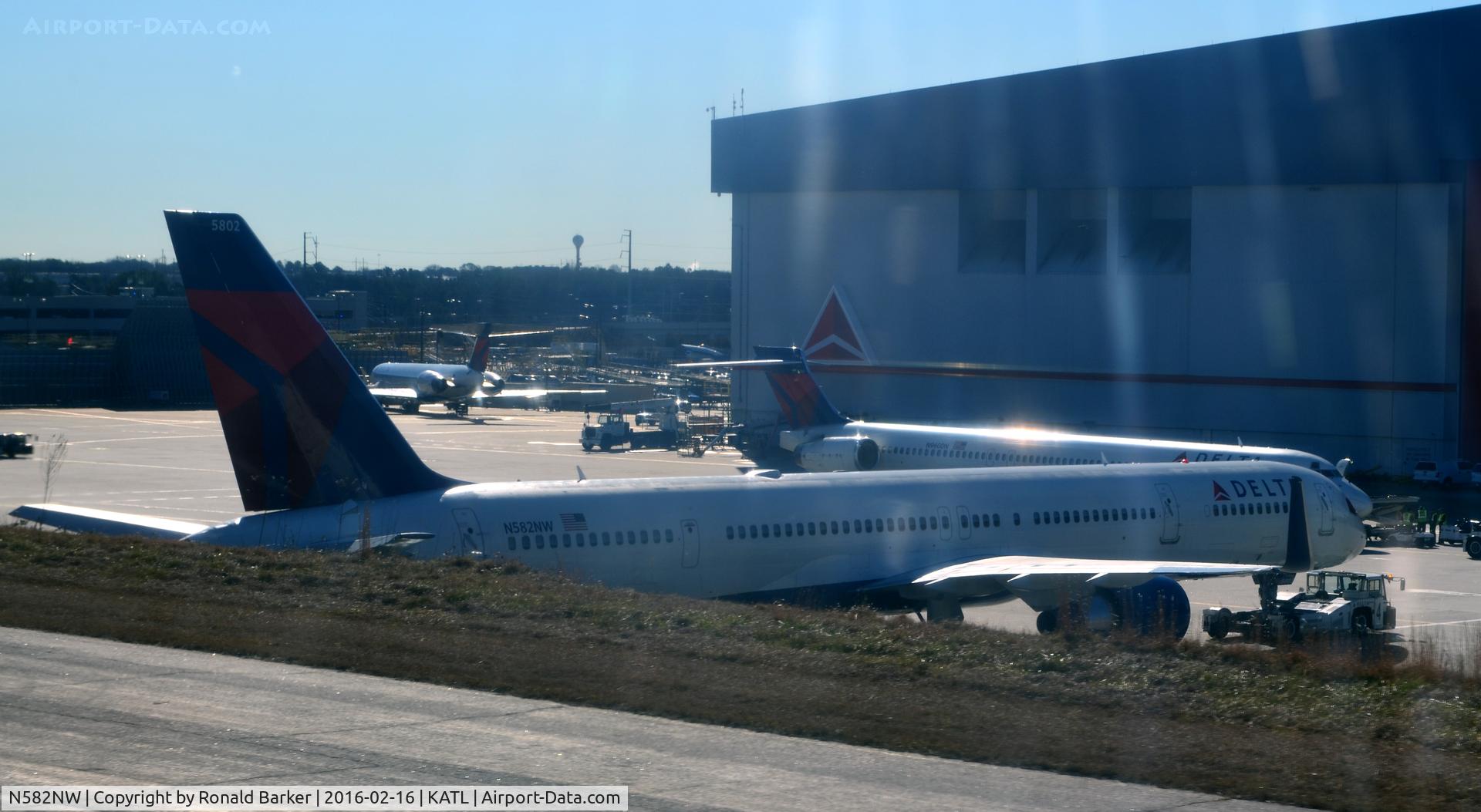 N582NW, 2002 Boeing 757-351 C/N 32981, On the ramp Atlanta