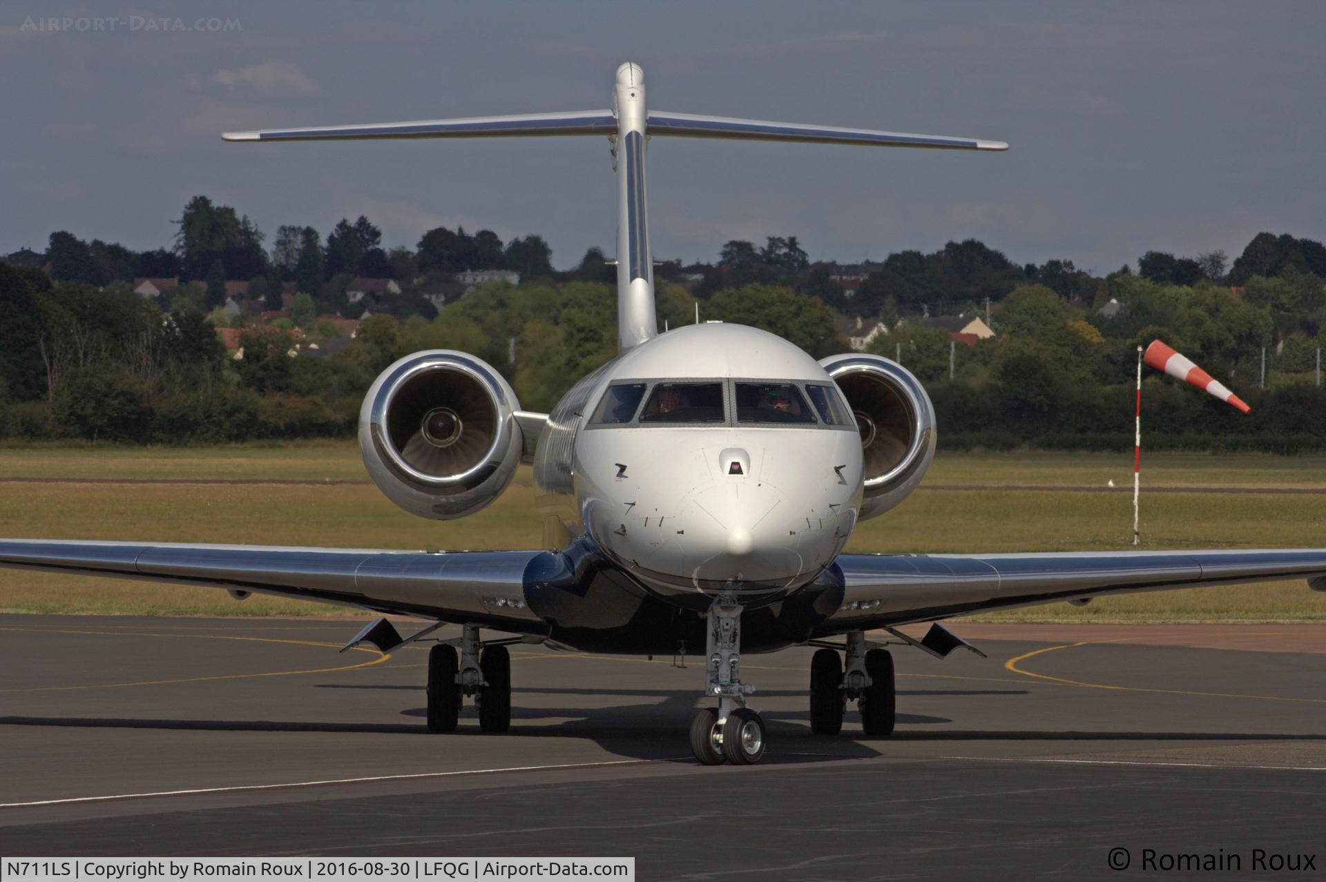 N711LS, 2012 Bombardier BD-700-1A10 Global 6000 C/N 9476, Taxiing