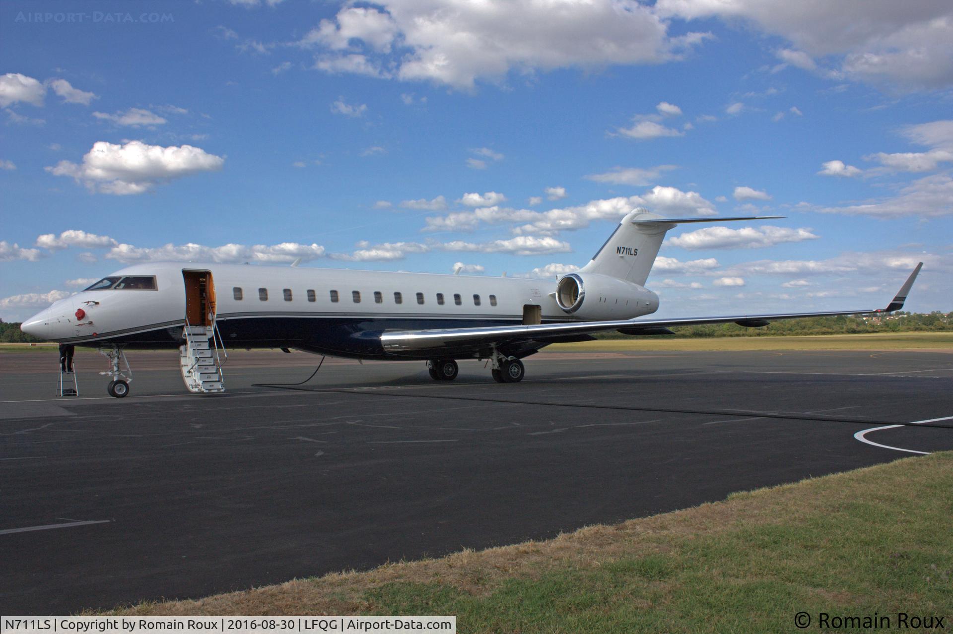 N711LS, 2012 Bombardier BD-700-1A10 Global 6000 C/N 9476, Parked