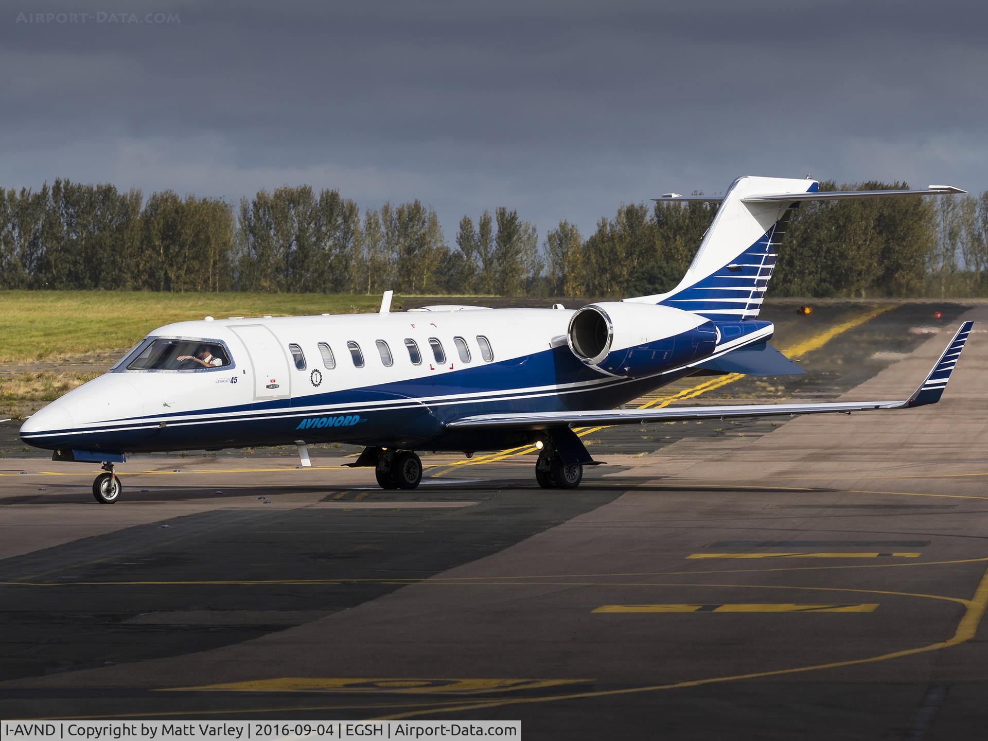 I-AVND, 1999 Learjet 45 C/N 45-064, Taxiing to the SaxonAir ramp in some nice morning sun....