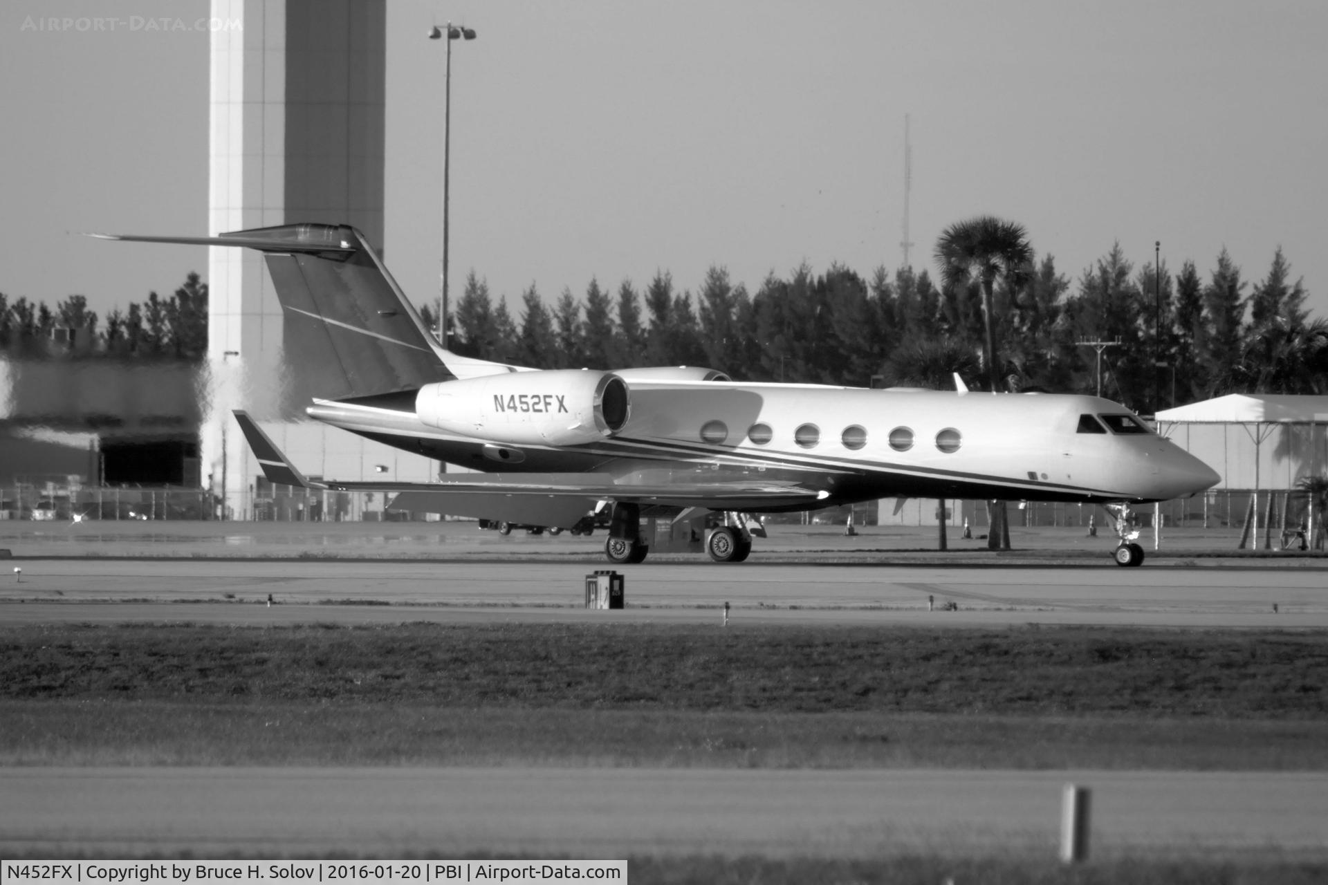 N452FX, 2015 Gulfstream Aerospace GIV-X (G450) C/N 4334, taxiing